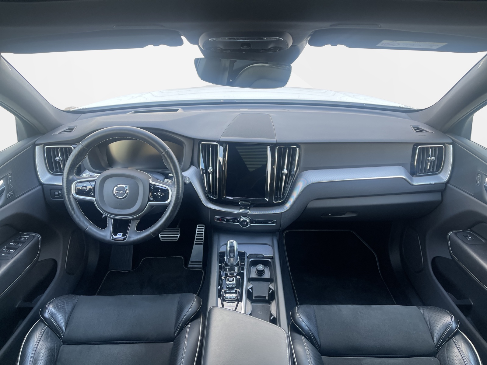 VOLVO XC60 2.0 T8 TE R-Design AWD-image-9
