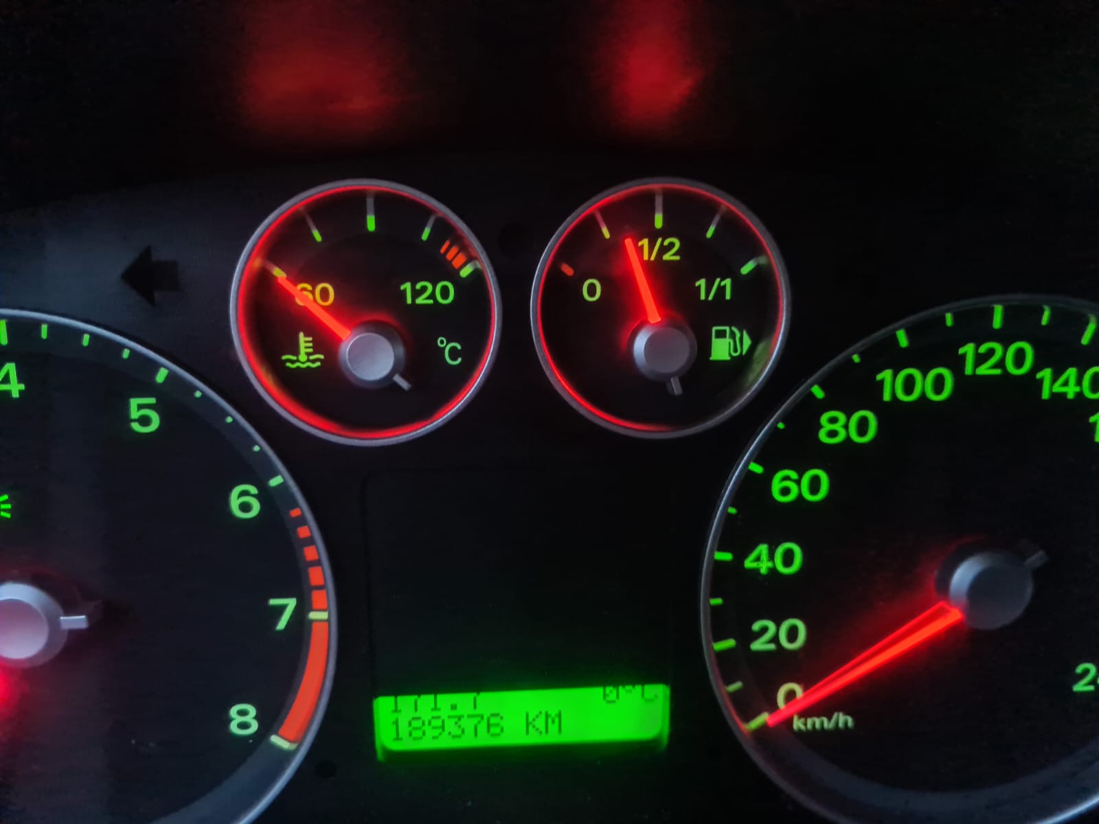 FORD Focus 2.0i Ghia-image-8