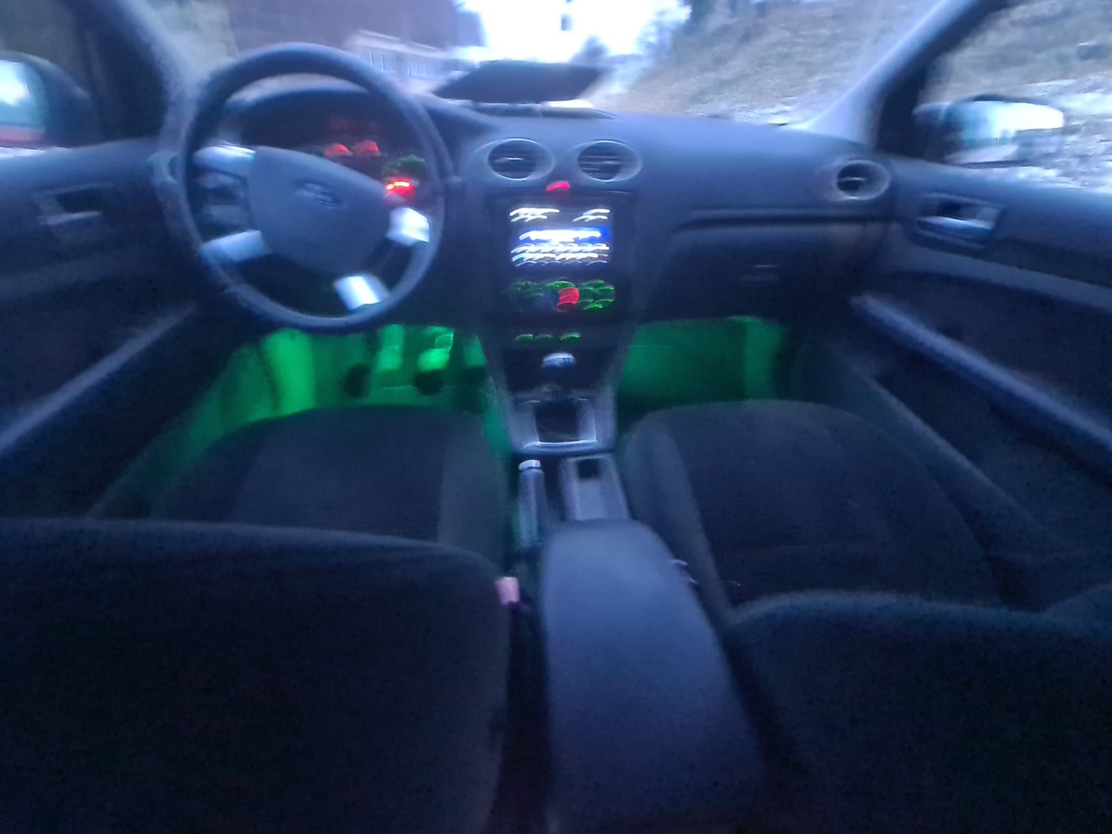 FORD Focus 2.0i Ghia-image-6