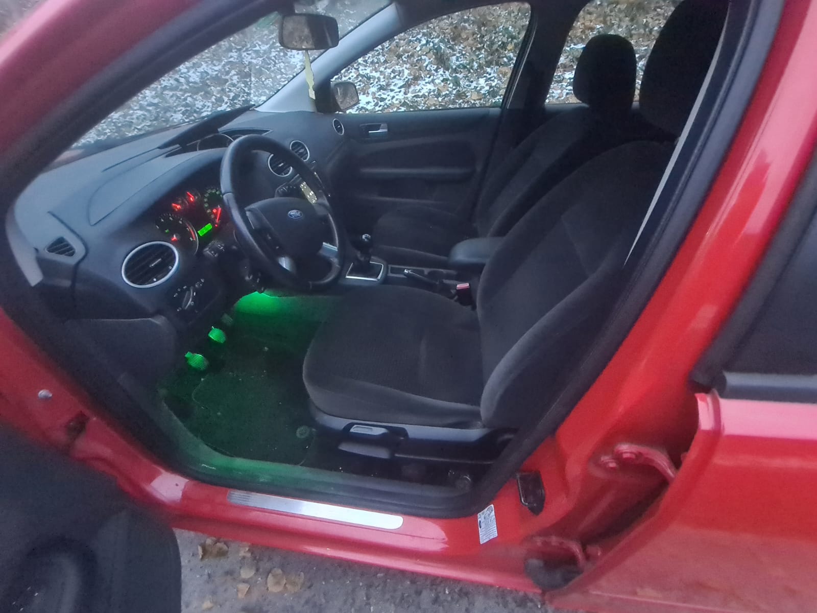 FORD Focus 2.0i Ghia-image-5
