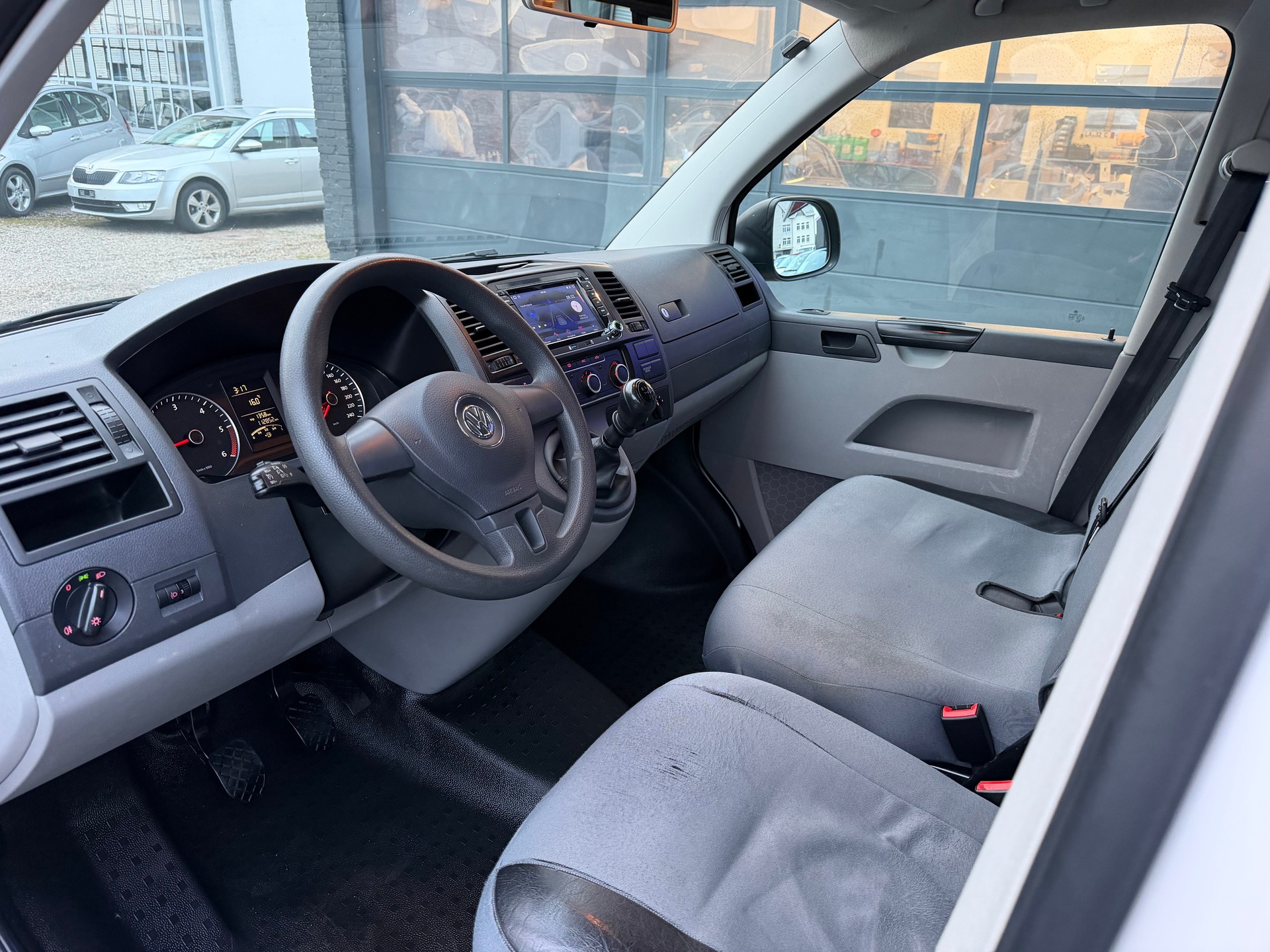 VW T5 2.0 TDI BMT 9Plätze-image-11