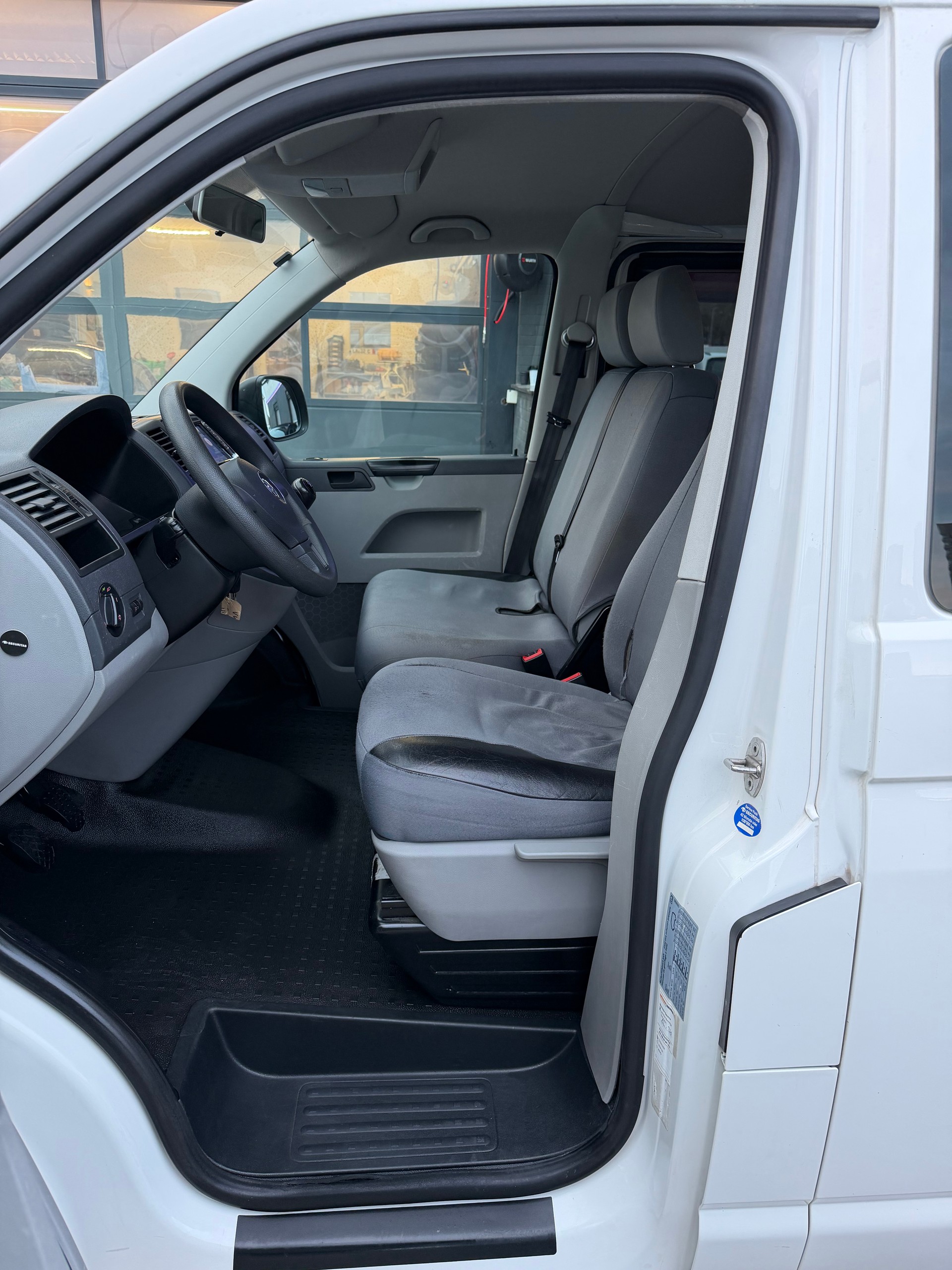 VW T5 2.0 TDI BMT 9Plätze-image-13