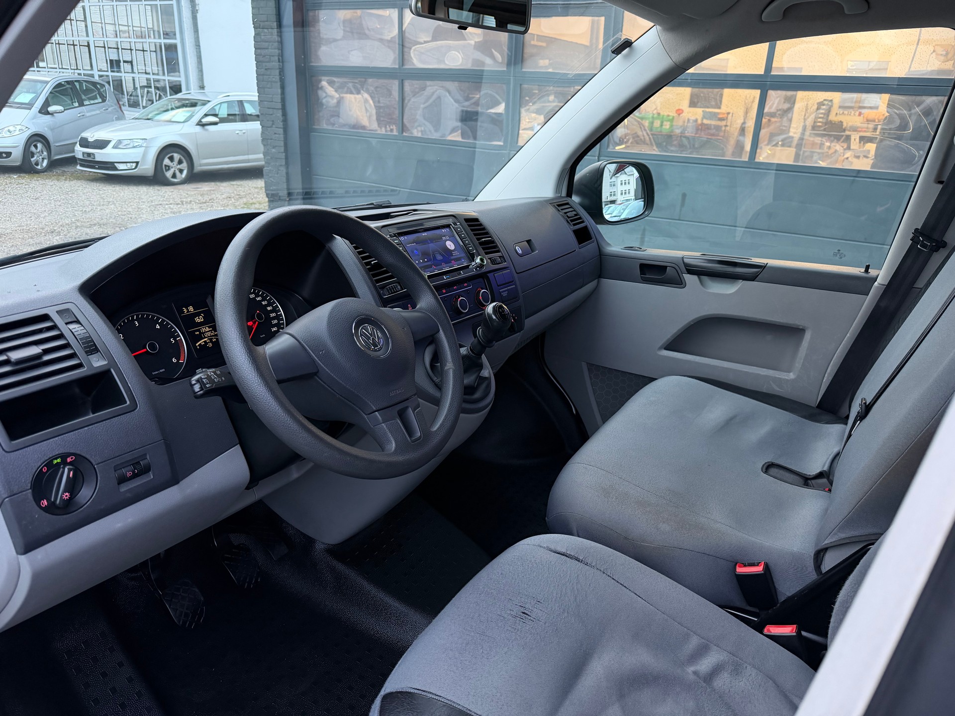 VW T5 2.0 TDI BMT 9Plätze-image-12