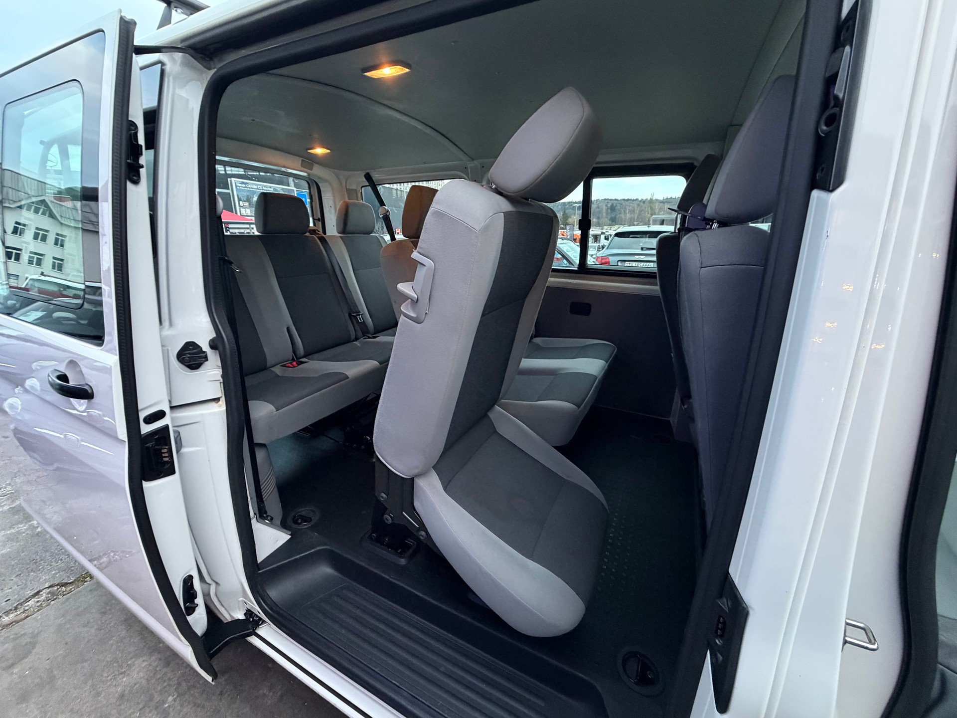VW T5 2.0 TDI BMT 9Plätze-image-15
