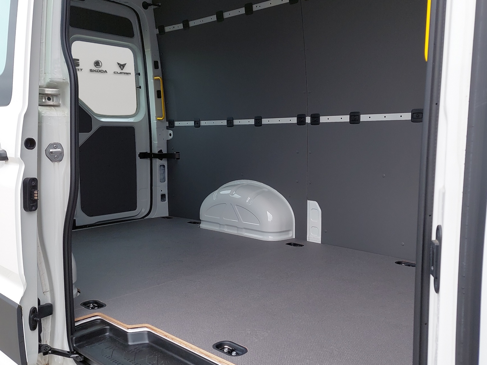 VW Crafter 35 2.0 TDI L3 HD-image-8