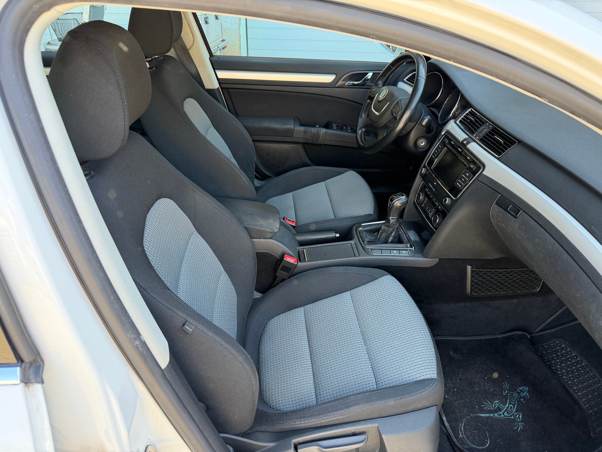 SKODA Superb Combi 2.0 TDi Elegance-image-7