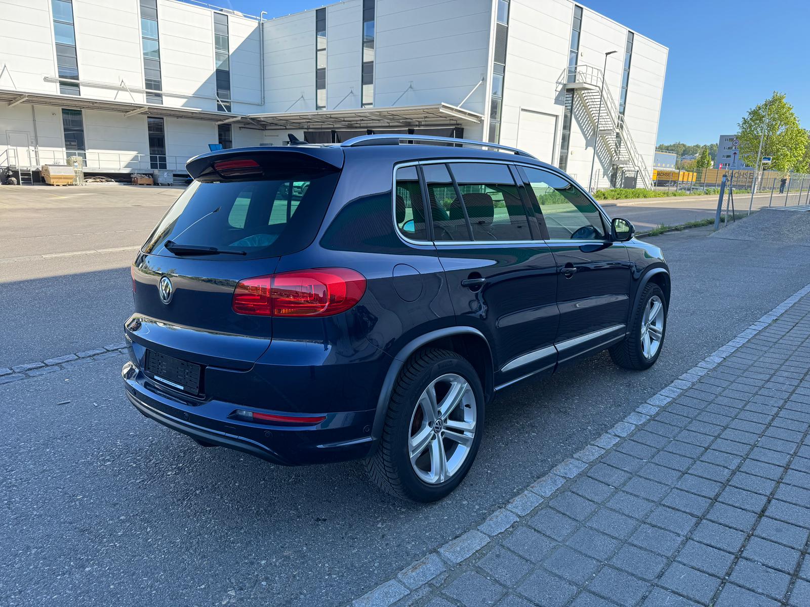 VW Tiguan 2.0 TDI BMT R-Line Design 4Motion DSG-image-5