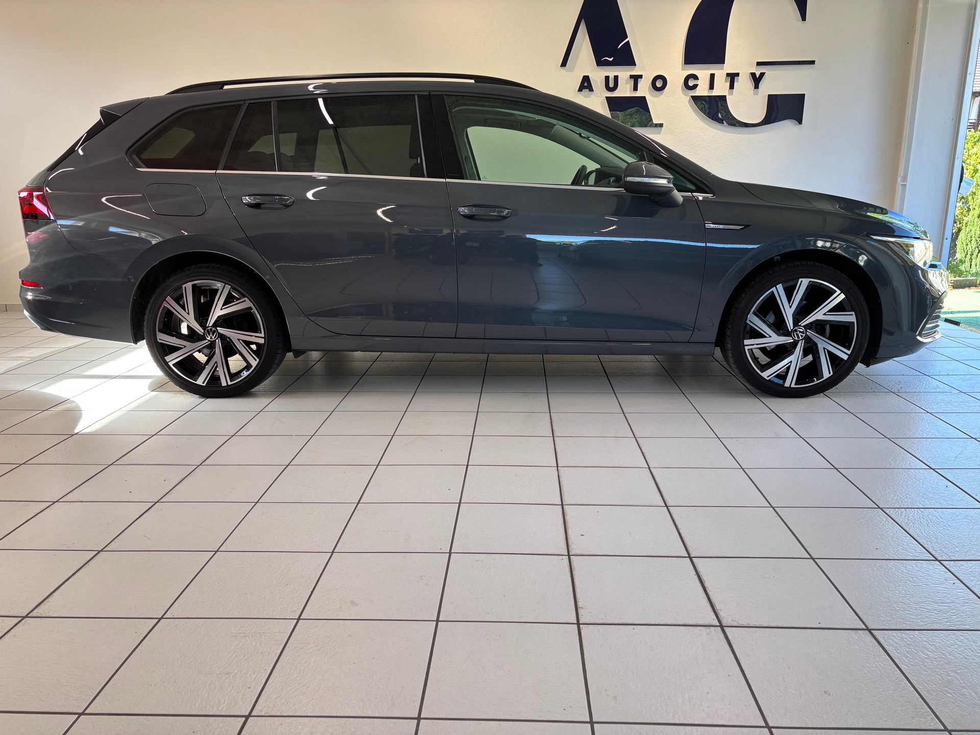 VW Golf Variant 1.5 eTSI mHEV Style-image-1