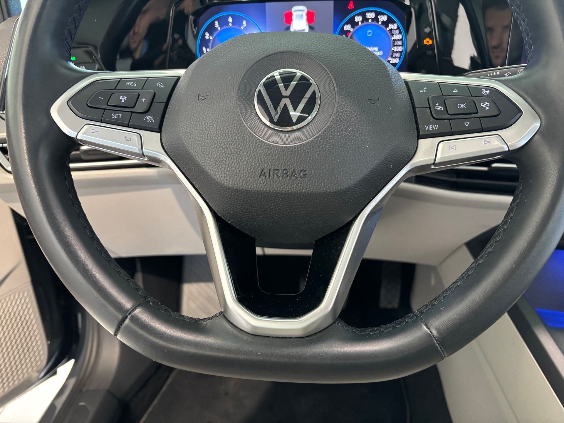 VW Golf Variant 1.5 eTSI mHEV Style-image-12
