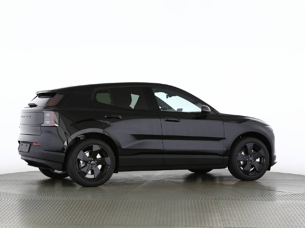 VOLVO EX 30 P5 Plus Swiss Black Edition Extended Range-image-7