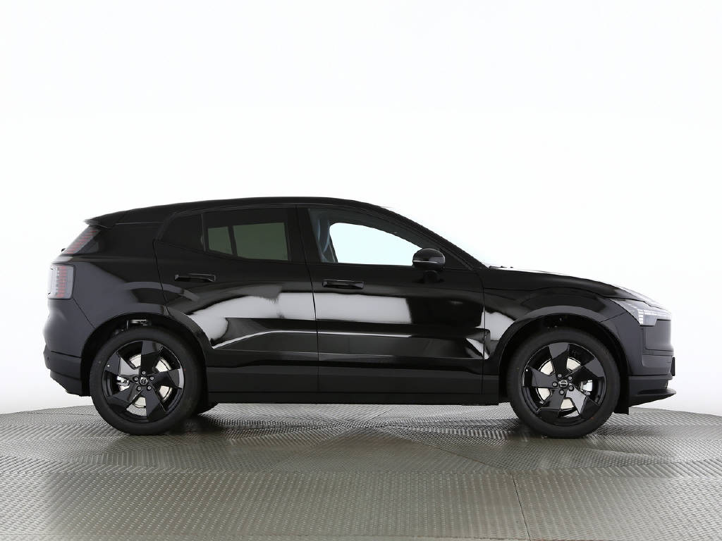 VOLVO EX 30 P5 Plus Swiss Black Edition Extended Range-image-9