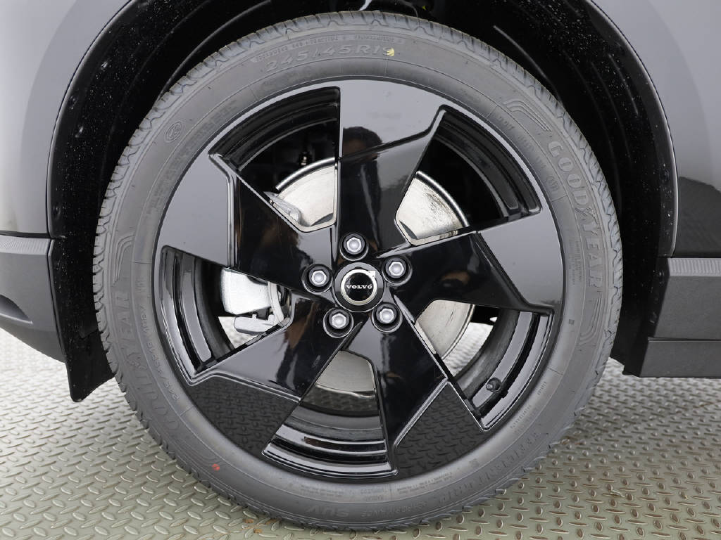 VOLVO EX 30 P5 Plus Swiss Black Edition Extended Range-image-3