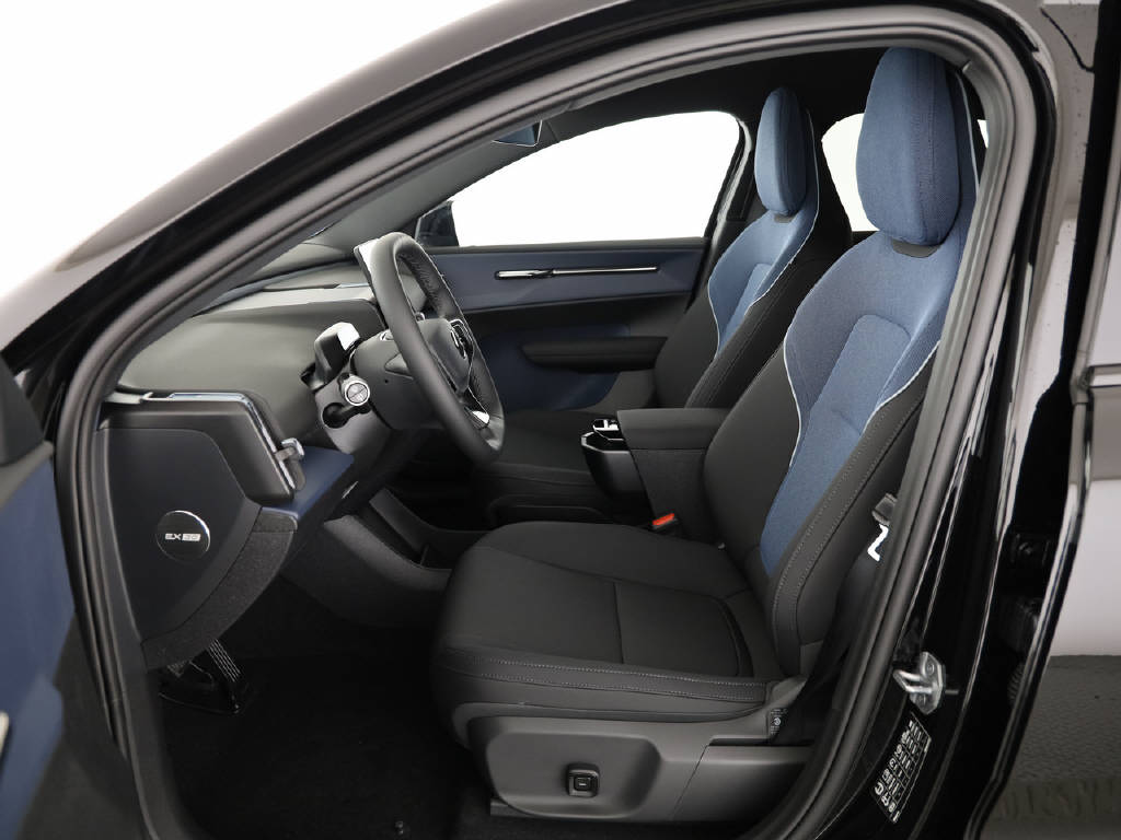 VOLVO EX 30 P5 Plus Swiss Black Edition Extended Range-image-1