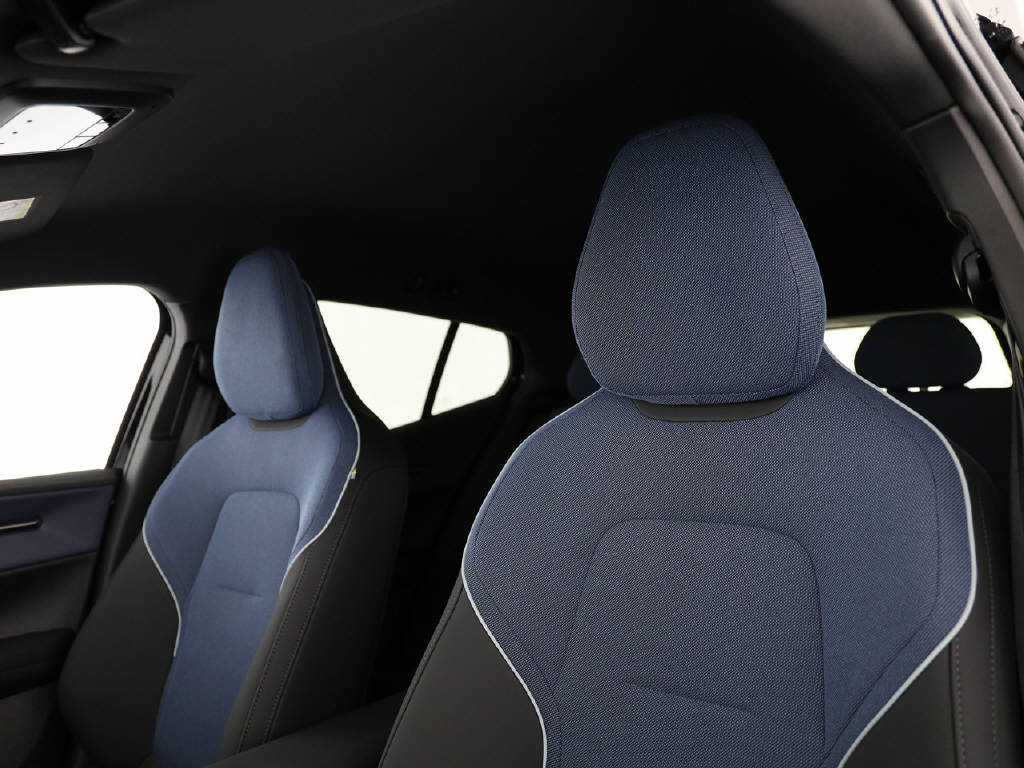VOLVO EX 30 P5 Plus Swiss Black Edition Extended Range-image-2