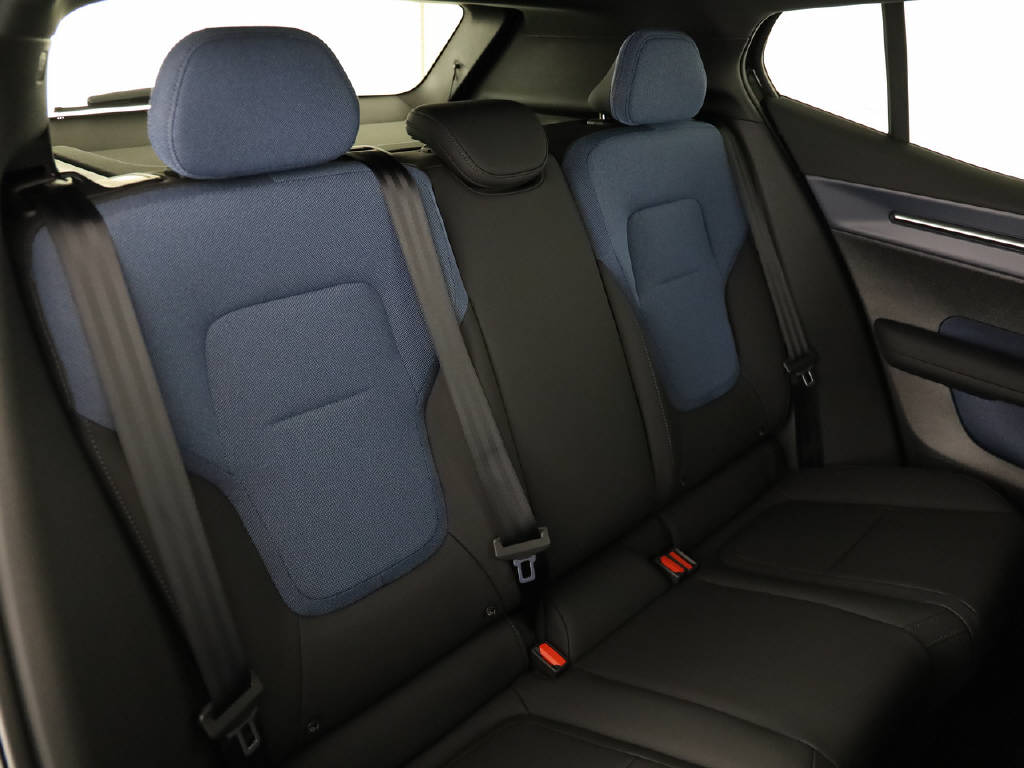 VOLVO EX 30 P5 Plus Swiss Black Edition Extended Range-image-17