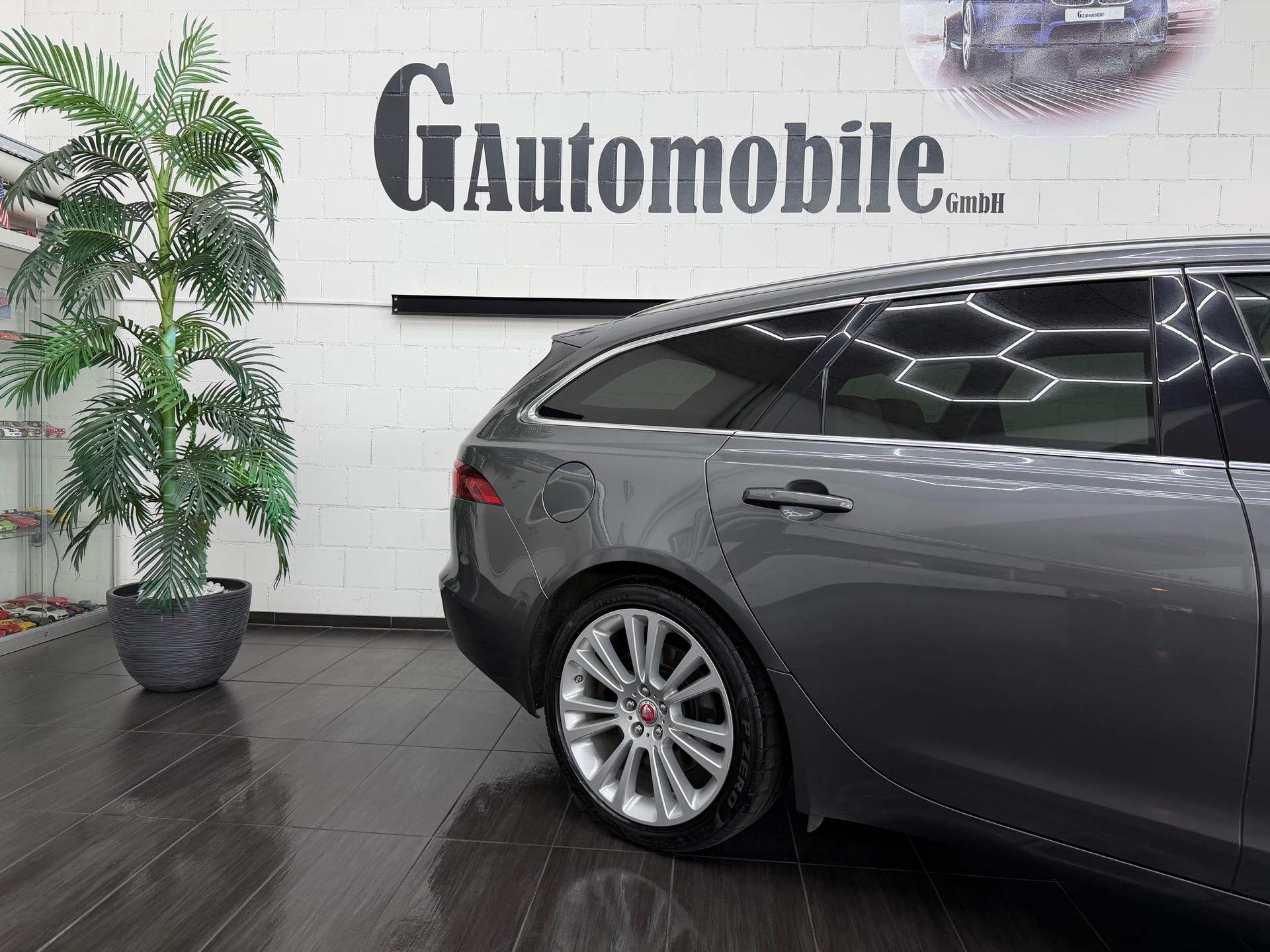 JAGUAR XF Sportbrake 25d R-Sport AWD Automatic⭐️-showroom-element-3
