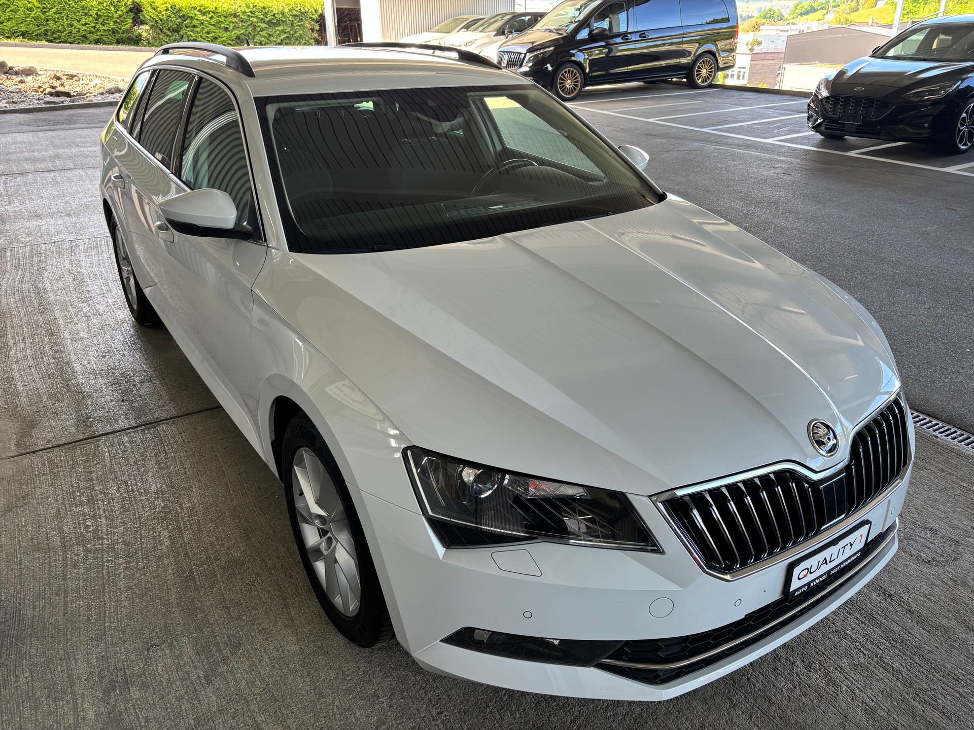 SKODA Superb Combi 2.0 TDi Ambiente DSG mit AHK-showroom-element-1