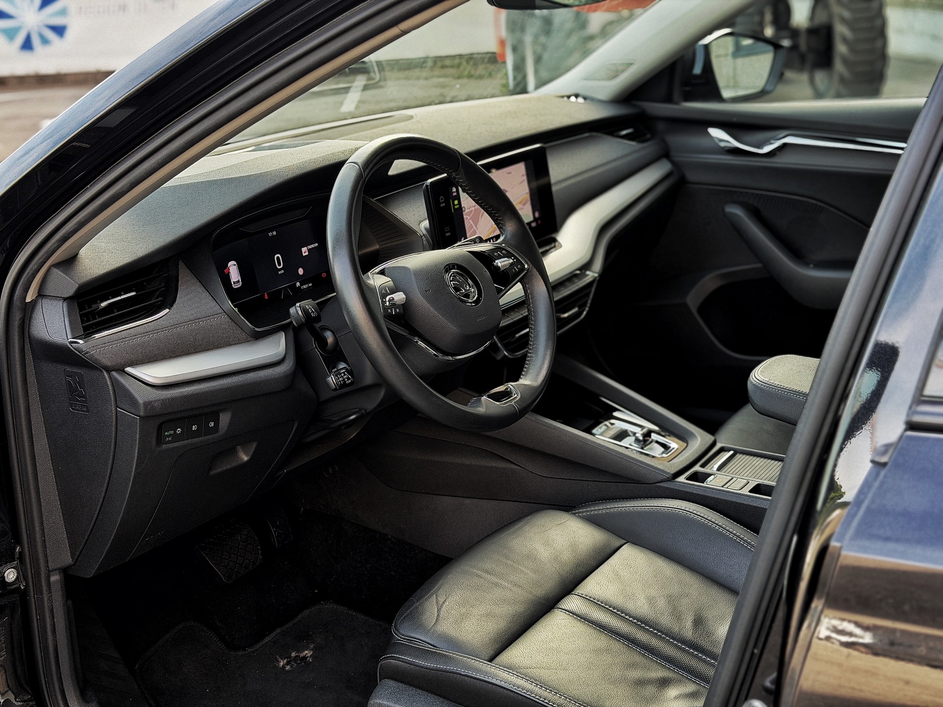 SKODA Octavia Combi 2.0 TDI DSG Style 4x4-image-10