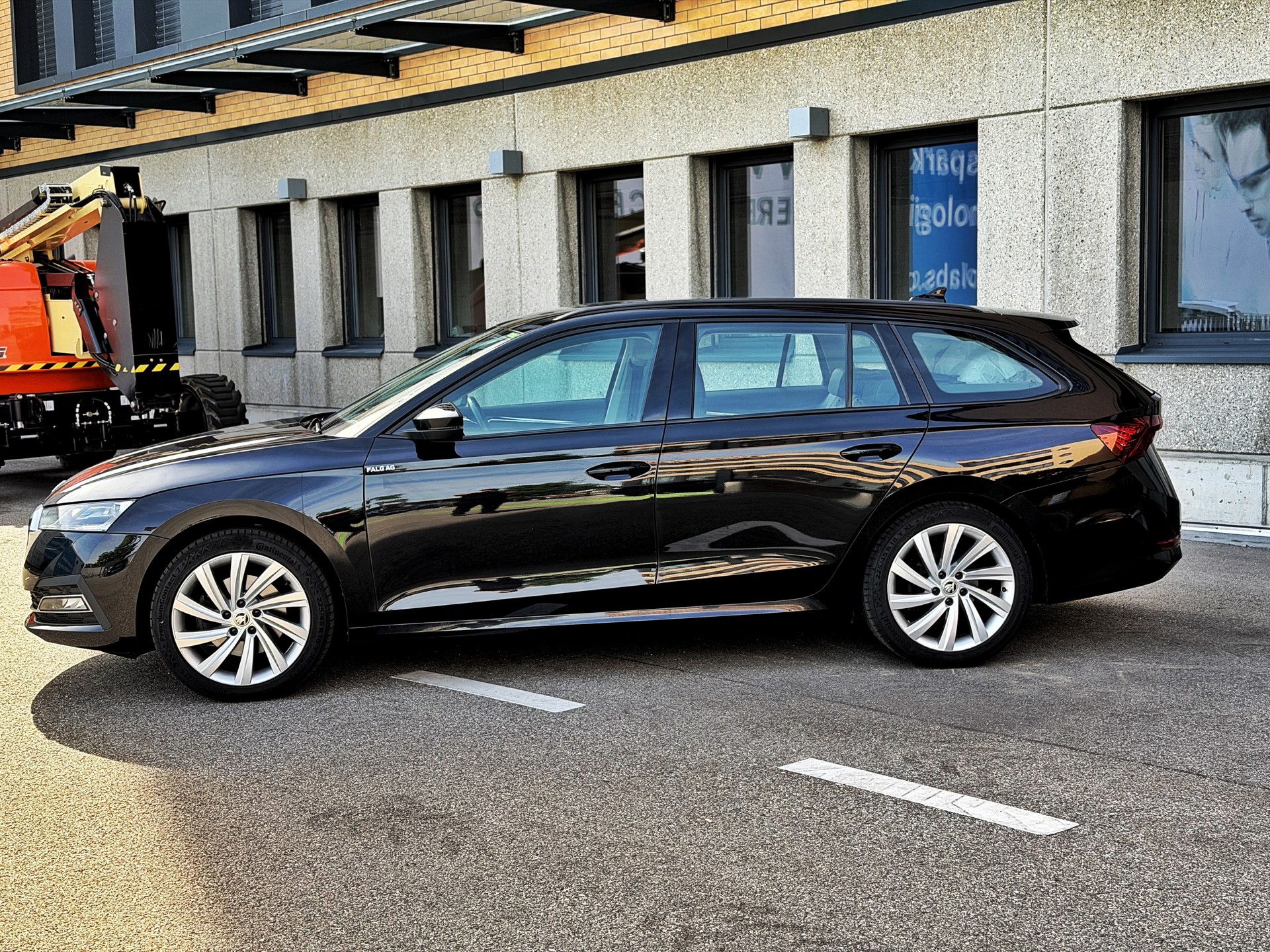 SKODA Octavia Combi 2.0 TDI DSG Style 4x4-showroom-element-1