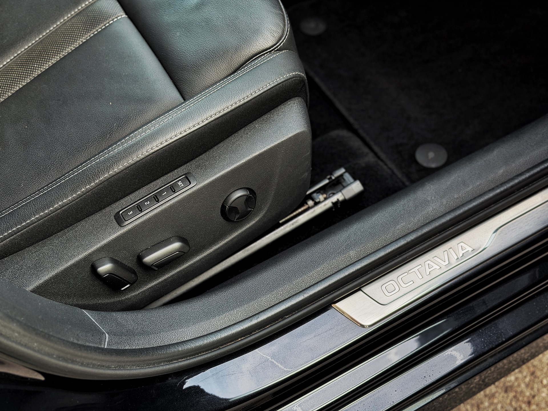 SKODA Octavia Combi 2.0 TDI DSG Style 4x4-image-28
