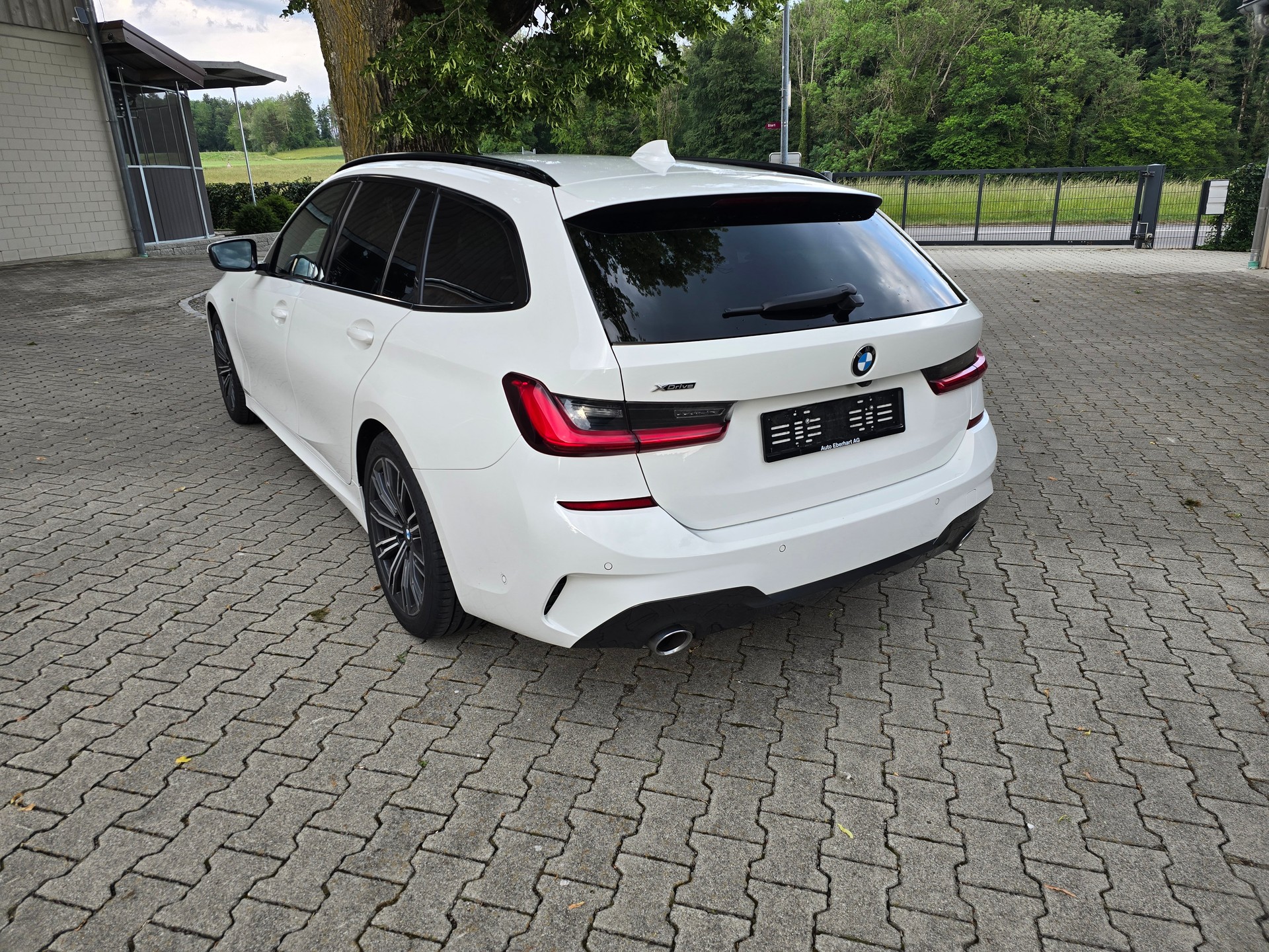 BMW 320d xDrive-image-1