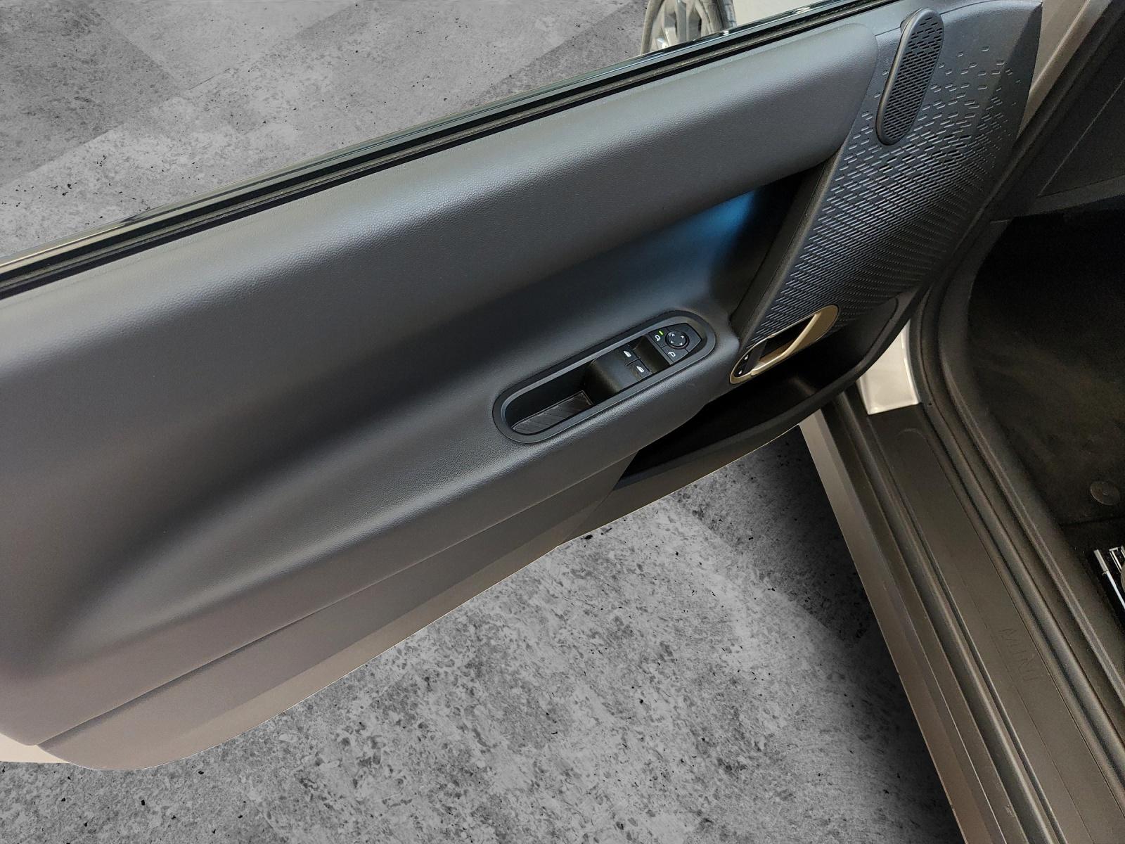 MINI J01 Cooper E Attraktiven Leasingzinssatz ab 0.9 % bei Abschluss einer BMW Fahrzeugversicherung.-image-14
