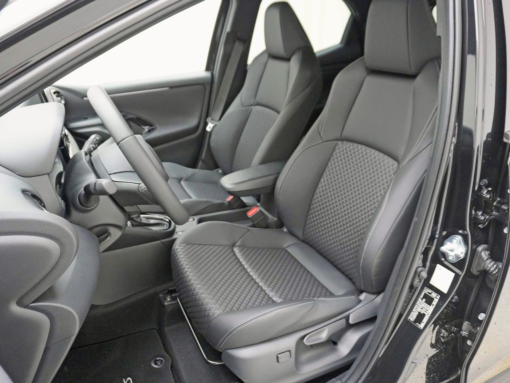 TOYOTA Yaris 1.5 VVT-i HSD Premium-image-6