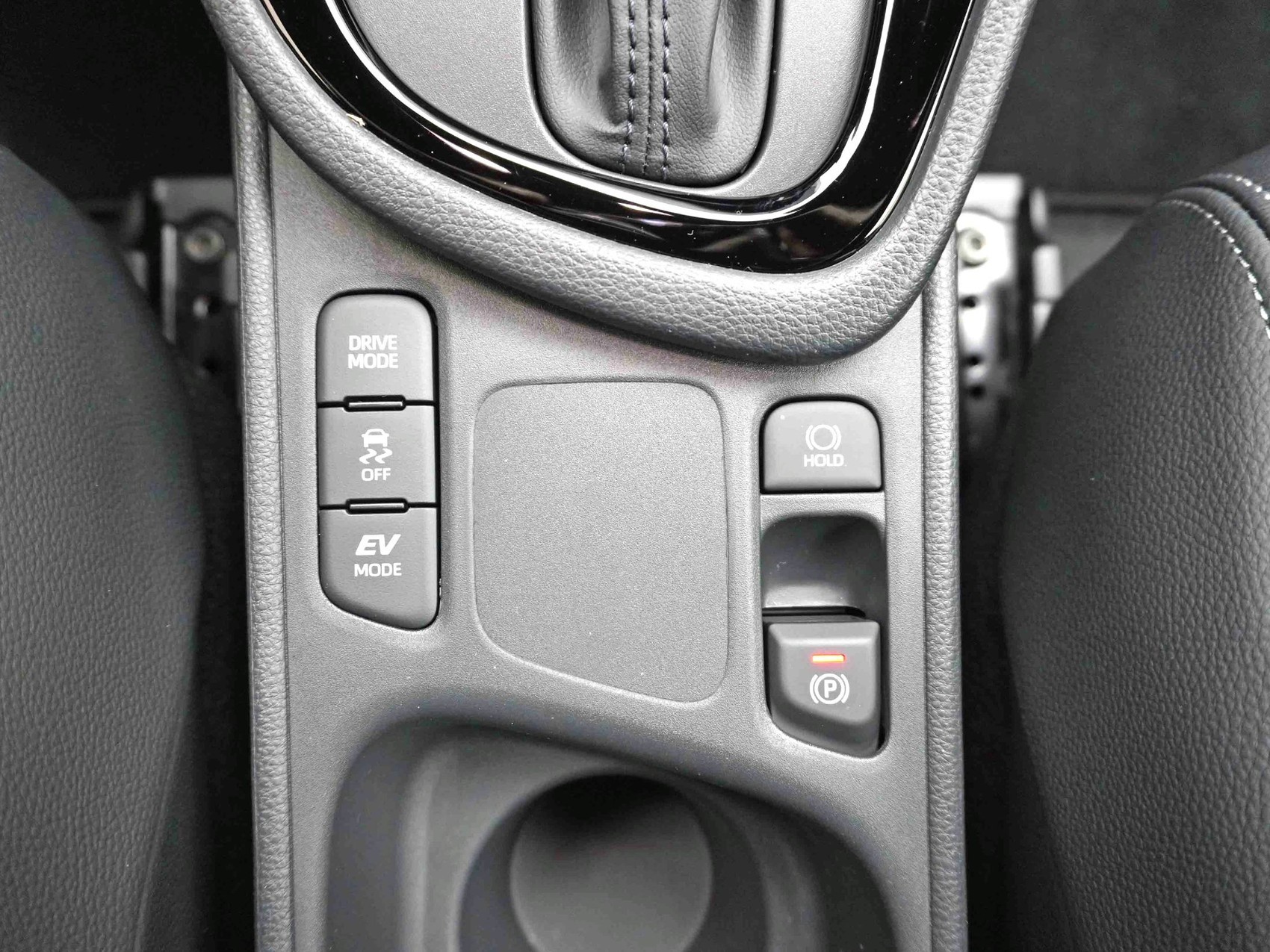 TOYOTA Yaris 1.5 VVT-i HSD Premium-image-18