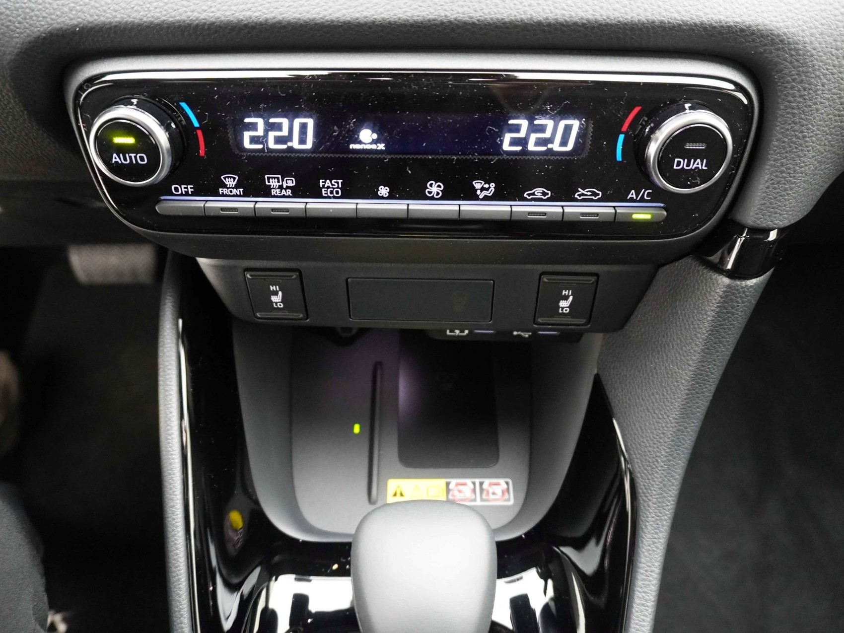 TOYOTA Yaris 1.5 VVT-i HSD Premium-image-17