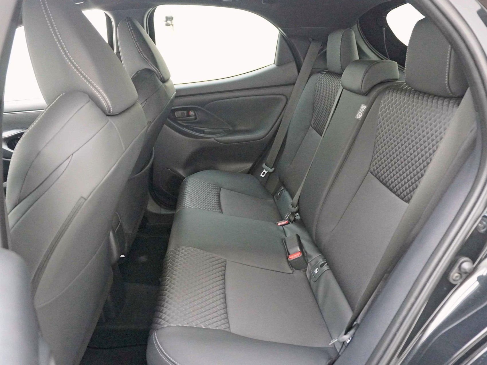 TOYOTA Yaris 1.5 VVT-i HSD Premium-image-19