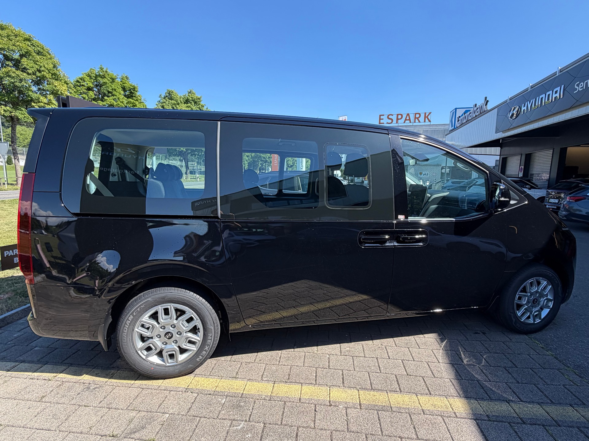 HYUNDAI Staria Wagon 1.6 T-GDi HEV Amplia A-image-3