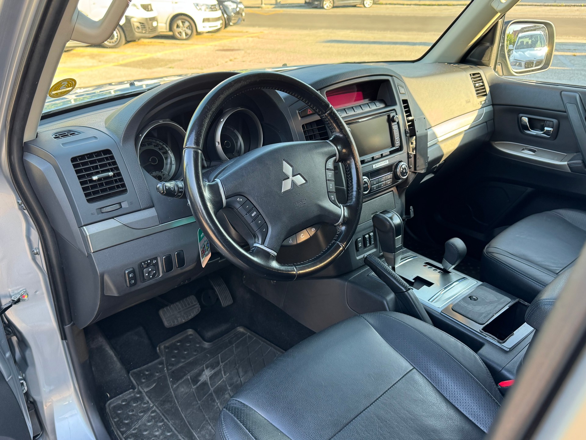 MITSUBISHI Pajero 3.2 DI-D Professional Plus Automatic-image-8