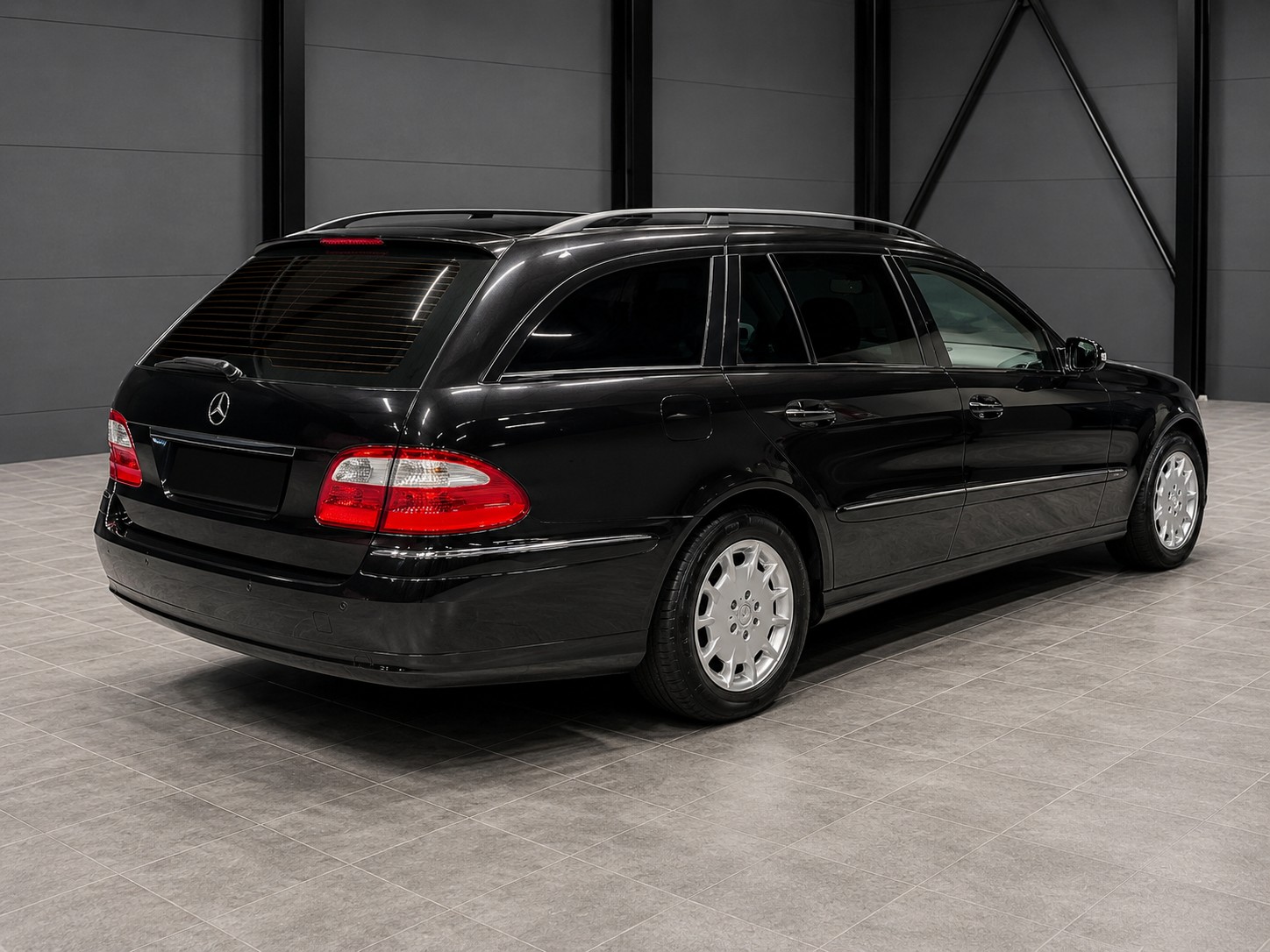 MERCEDES-BENZ E 350 Avantgarde 4Matic Automatic-image-3