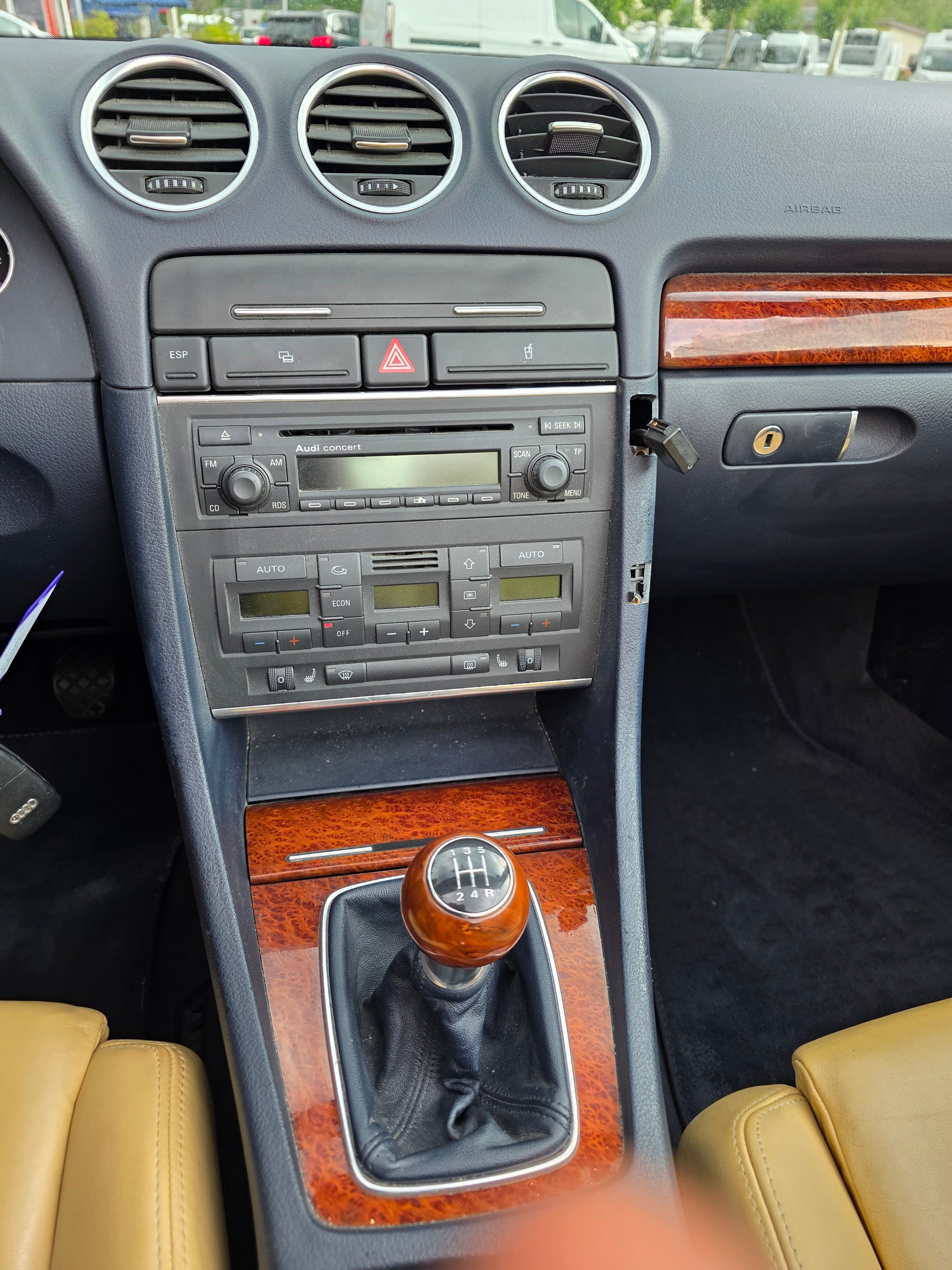 AUDI A4 Cabriolet 2.4 V6-image-12