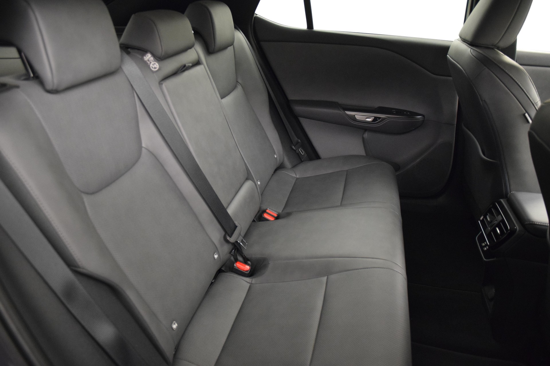 LEXUS RZ 450e Comfort-image-26