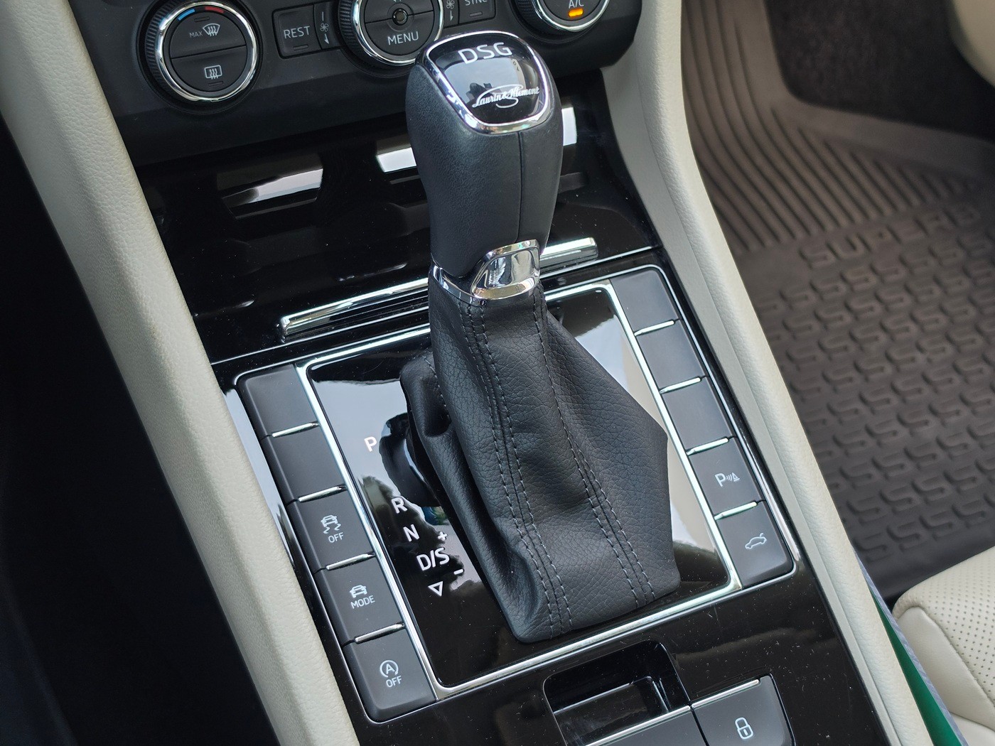 SKODA Superb Combi 2.0 TSI L&K DSG 4x4-image-12