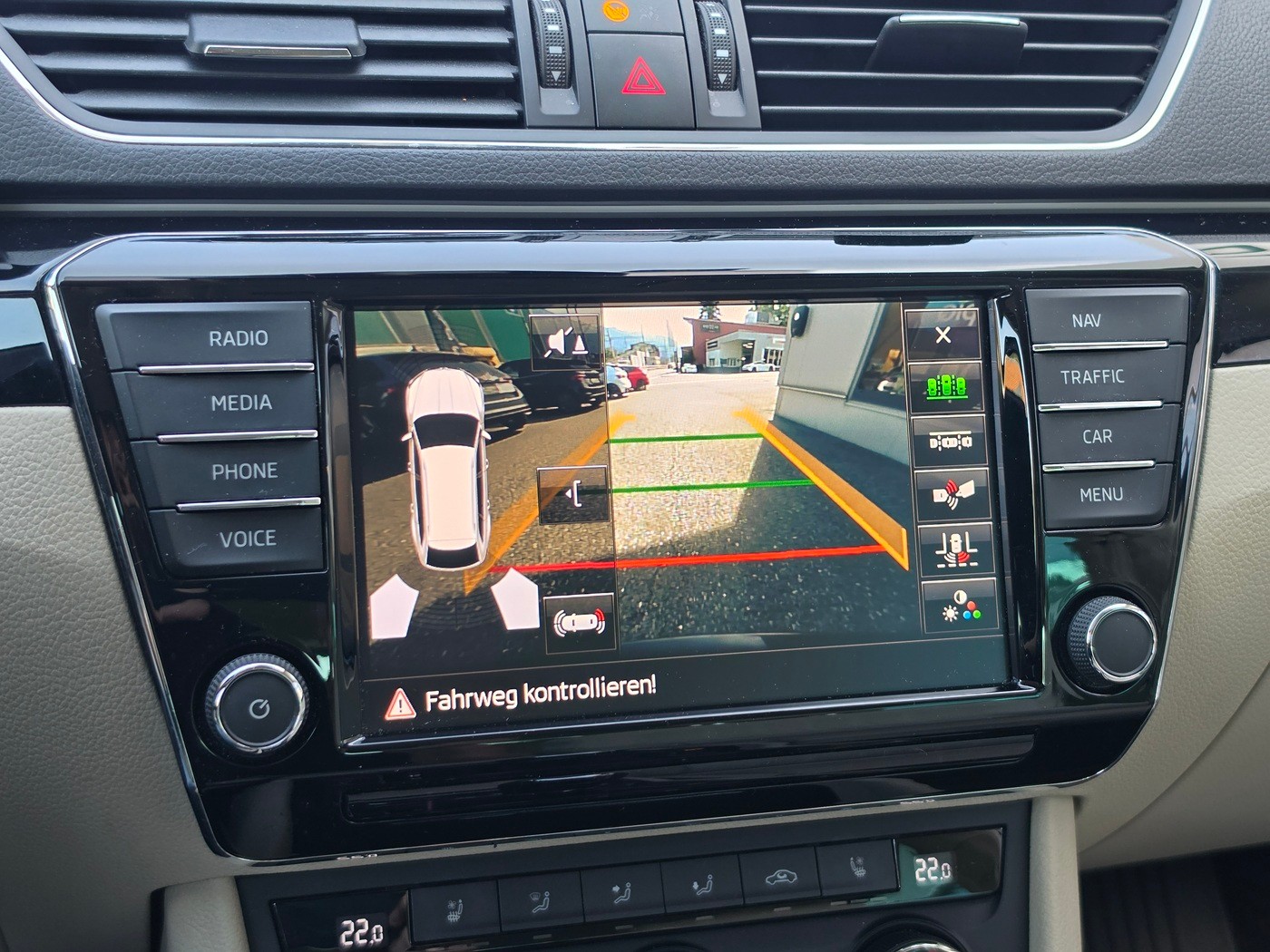 SKODA Superb Combi 2.0 TSI L&K DSG 4x4-image-9