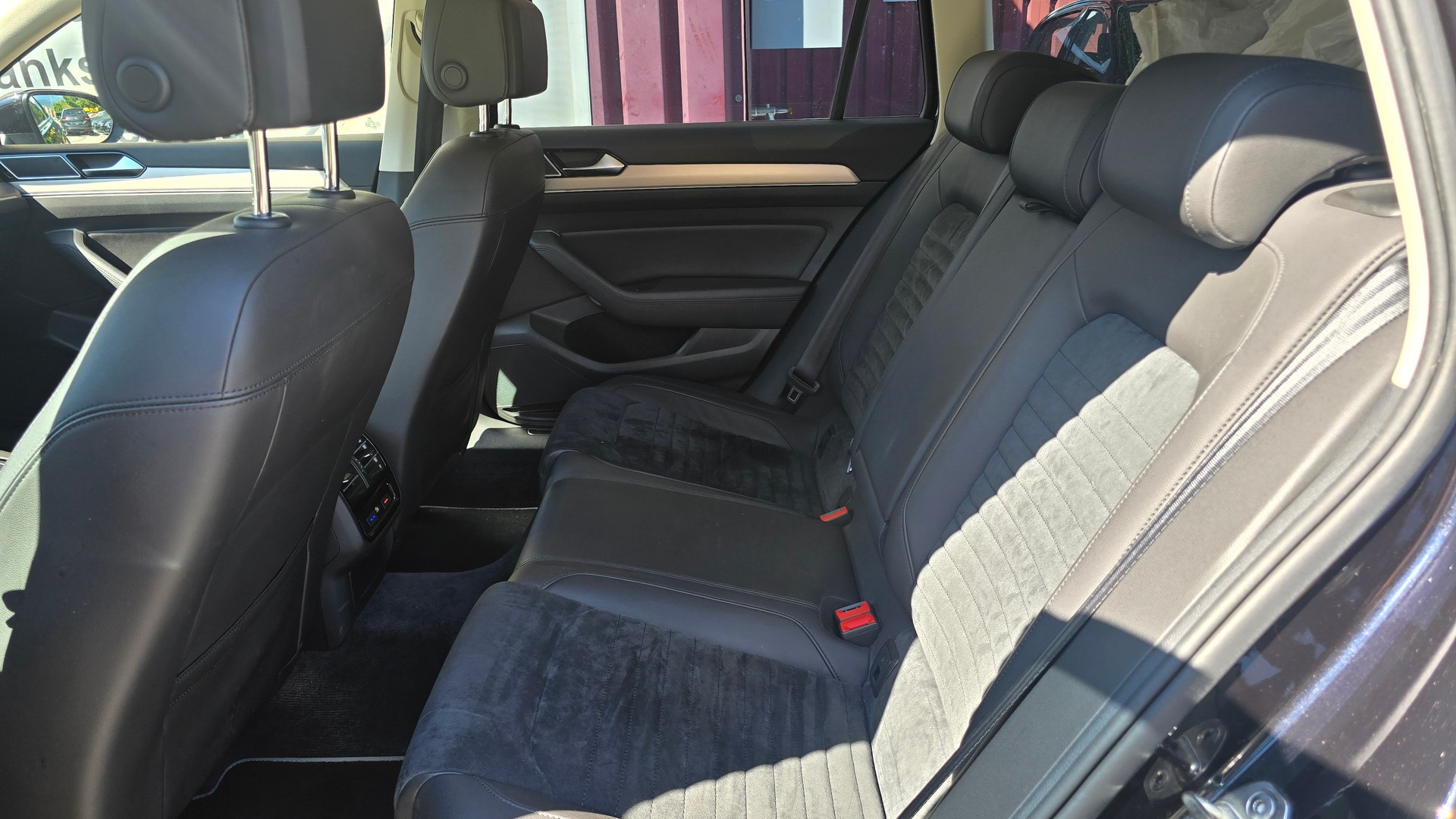 VW Passat Variant 2.0 TDI BMT Highline DSG 4Motion-image-10