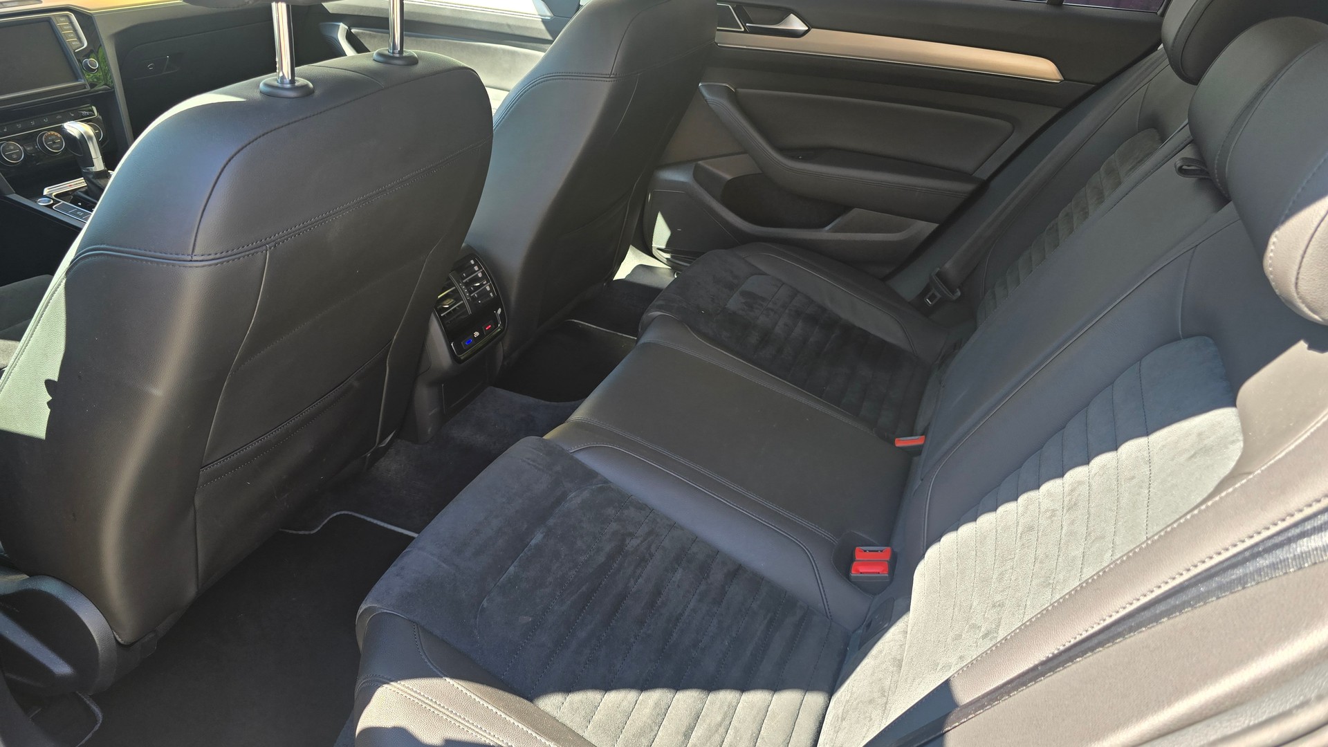 VW Passat Variant 2.0 TDI BMT Highline DSG 4Motion-image-8