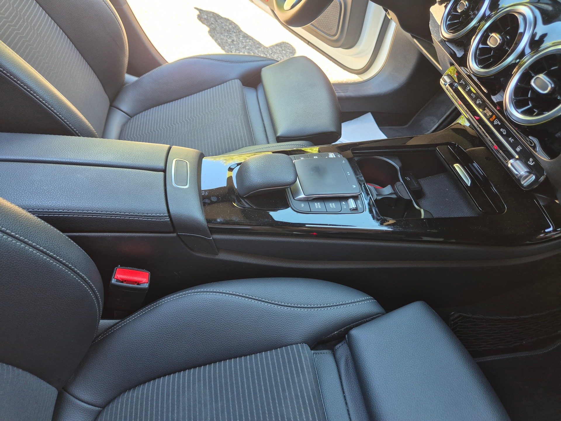 MERCEDES-BENZ CLA 250 4Matic AMG Line 7G-DCT-image-15