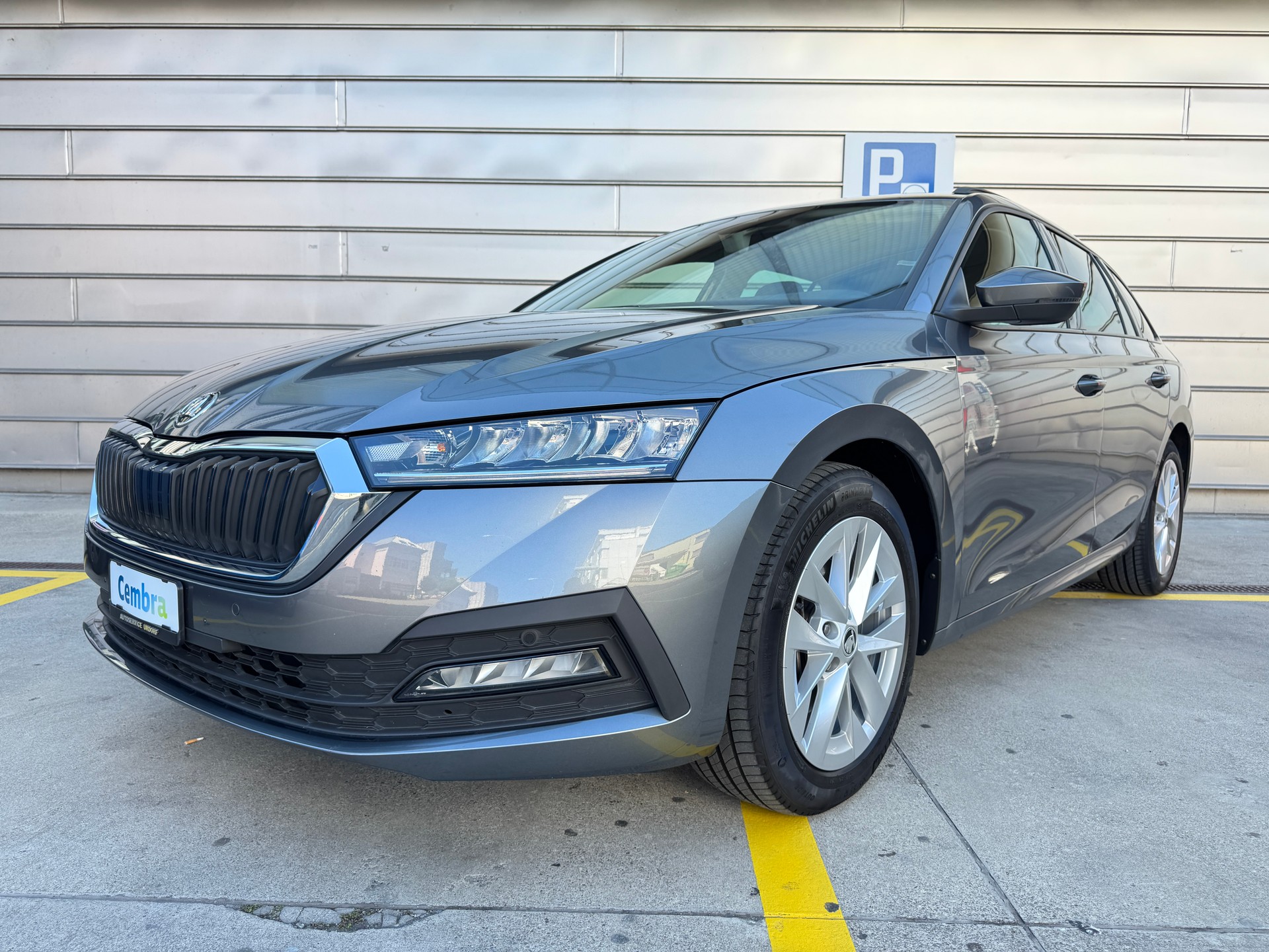 SKODA Octavia Combi 2.0 TDI DSG Ambition 4x4-image-0