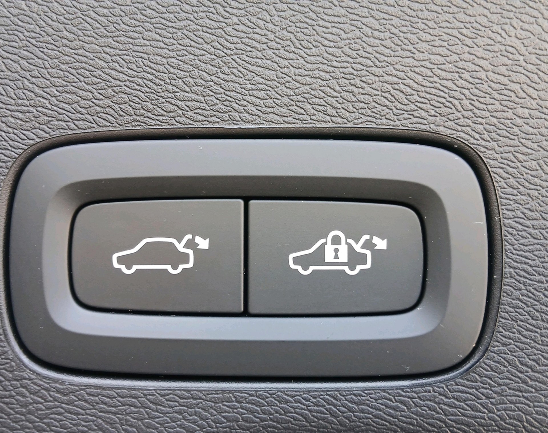 VOLVO XC60 2.0 T6 TE Plus Dark eAWD-image-18