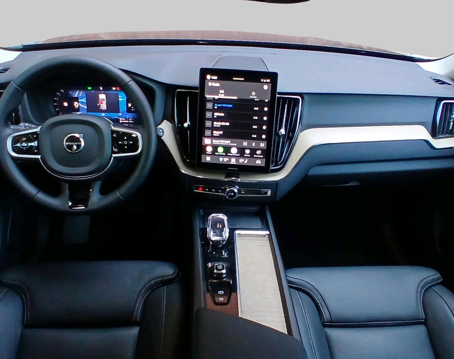 VOLVO XC60 2.0 T6 TE Plus Dark eAWD-image-4
