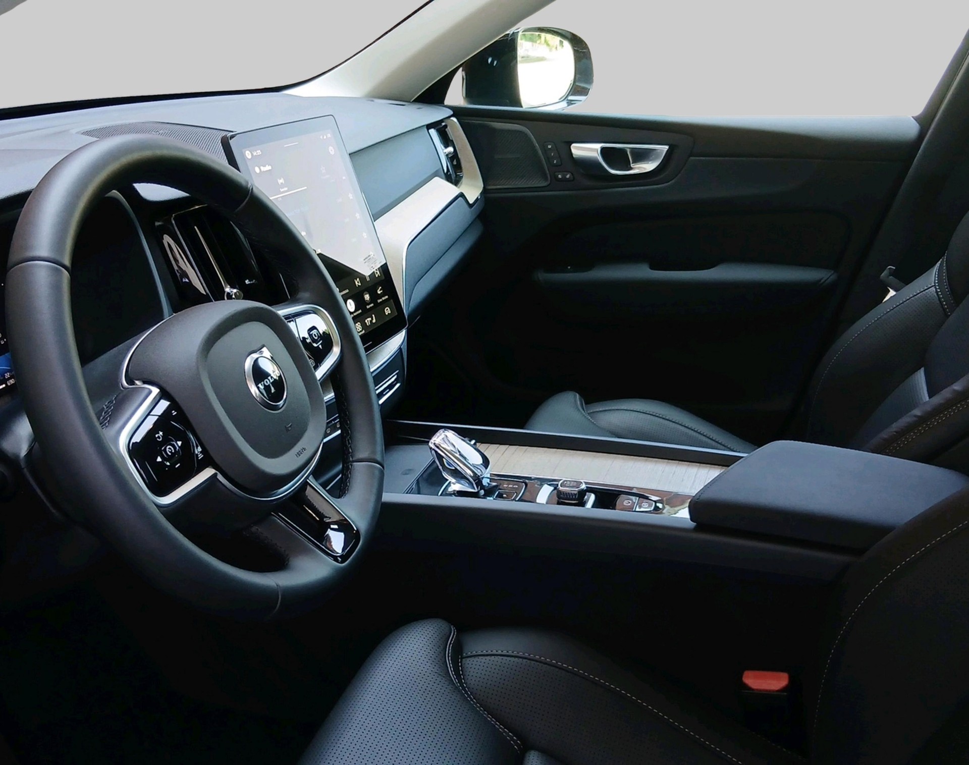 VOLVO XC60 2.0 T6 TE Plus Dark eAWD-showroom-element-2