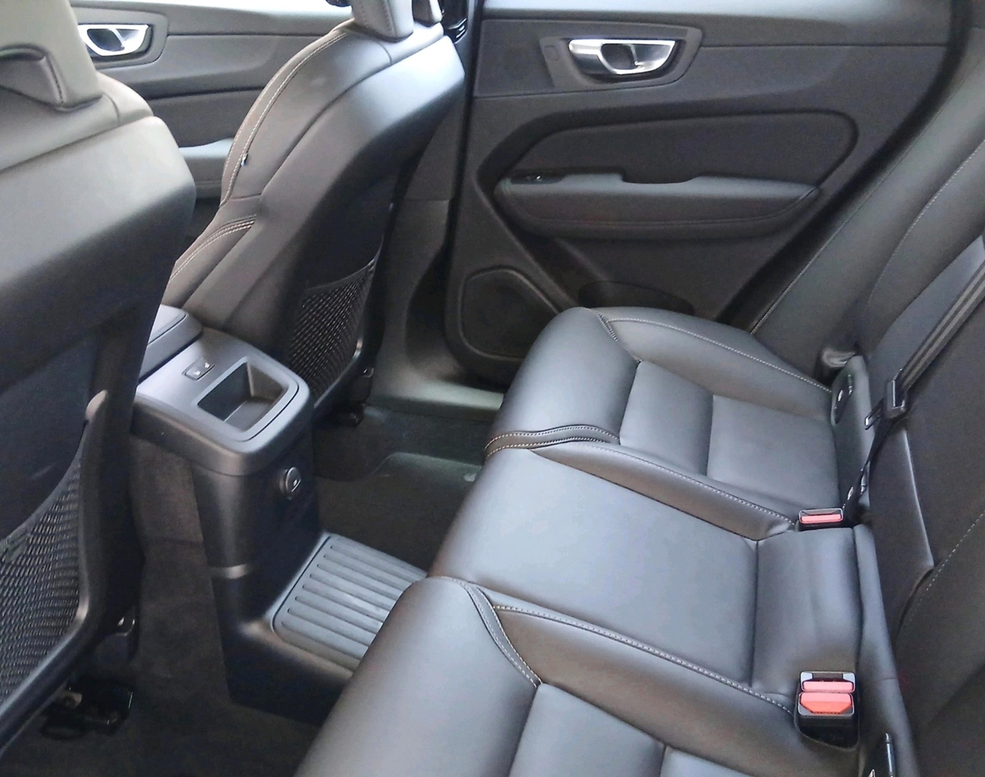 VOLVO XC60 2.0 T6 TE Plus Dark eAWD-showroom-element-3