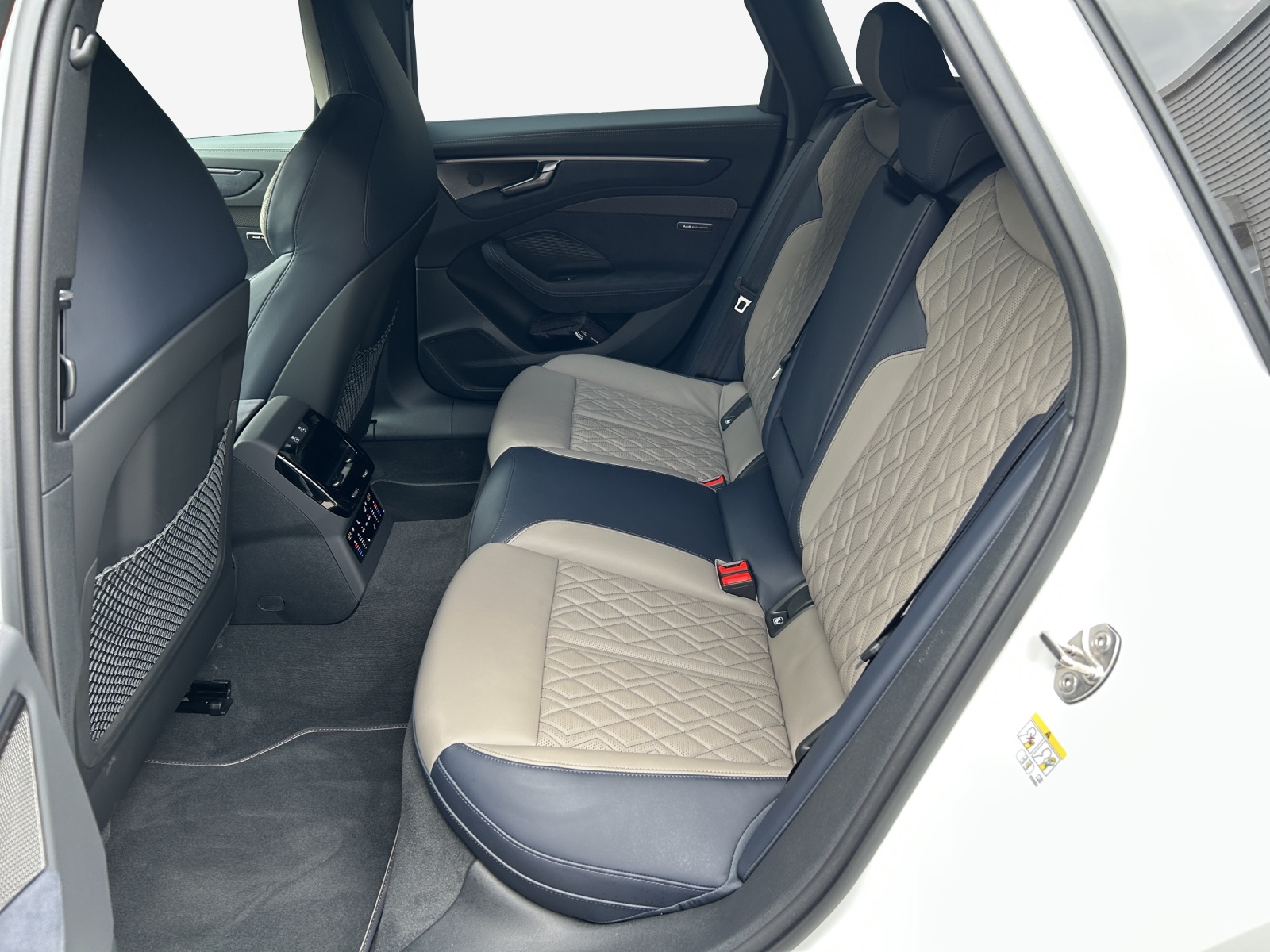 AUDI A6 Avant TFSI quattro 270 kW S tronic-image-11
