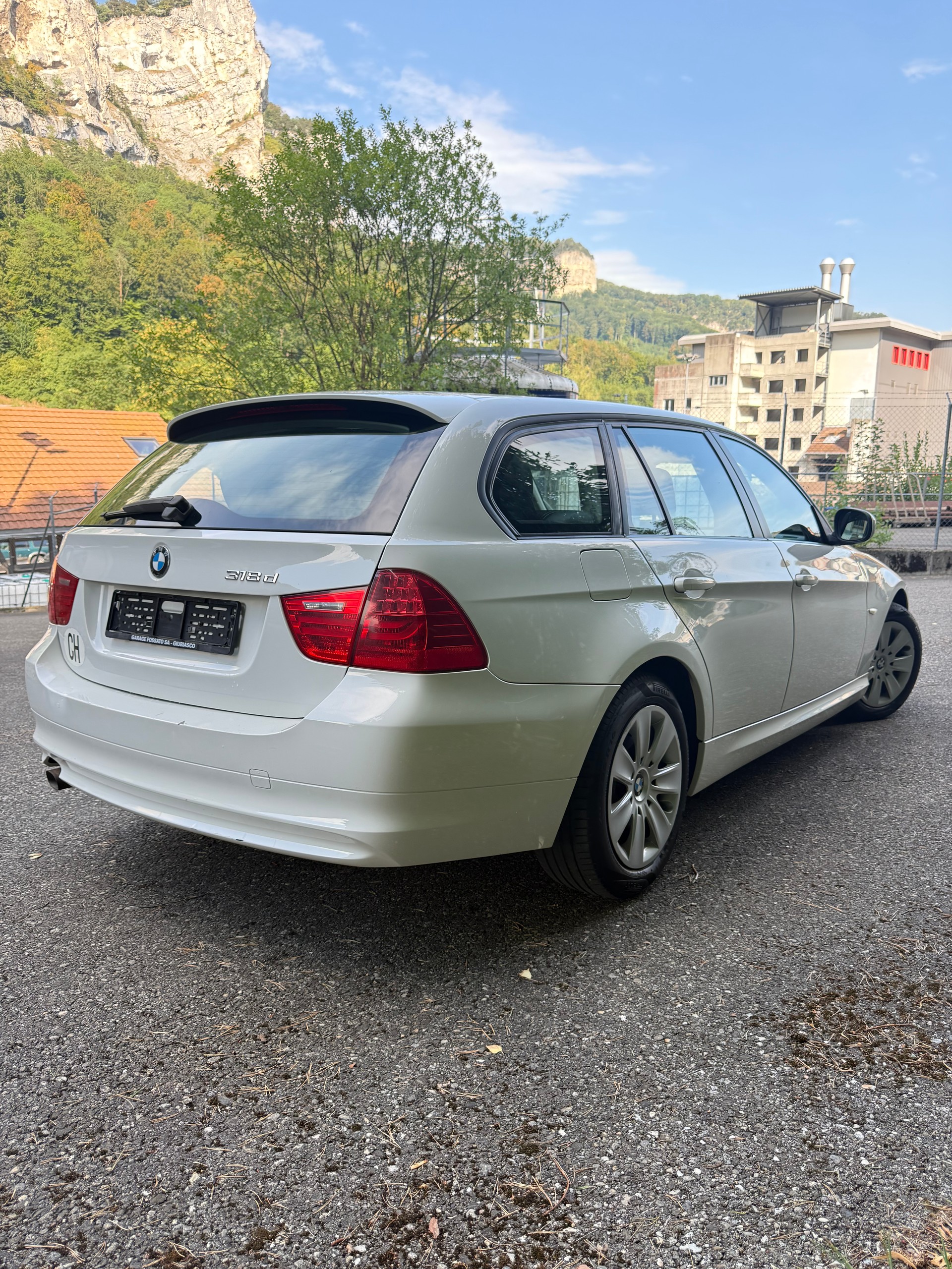 BMW 318d Touring-image-2