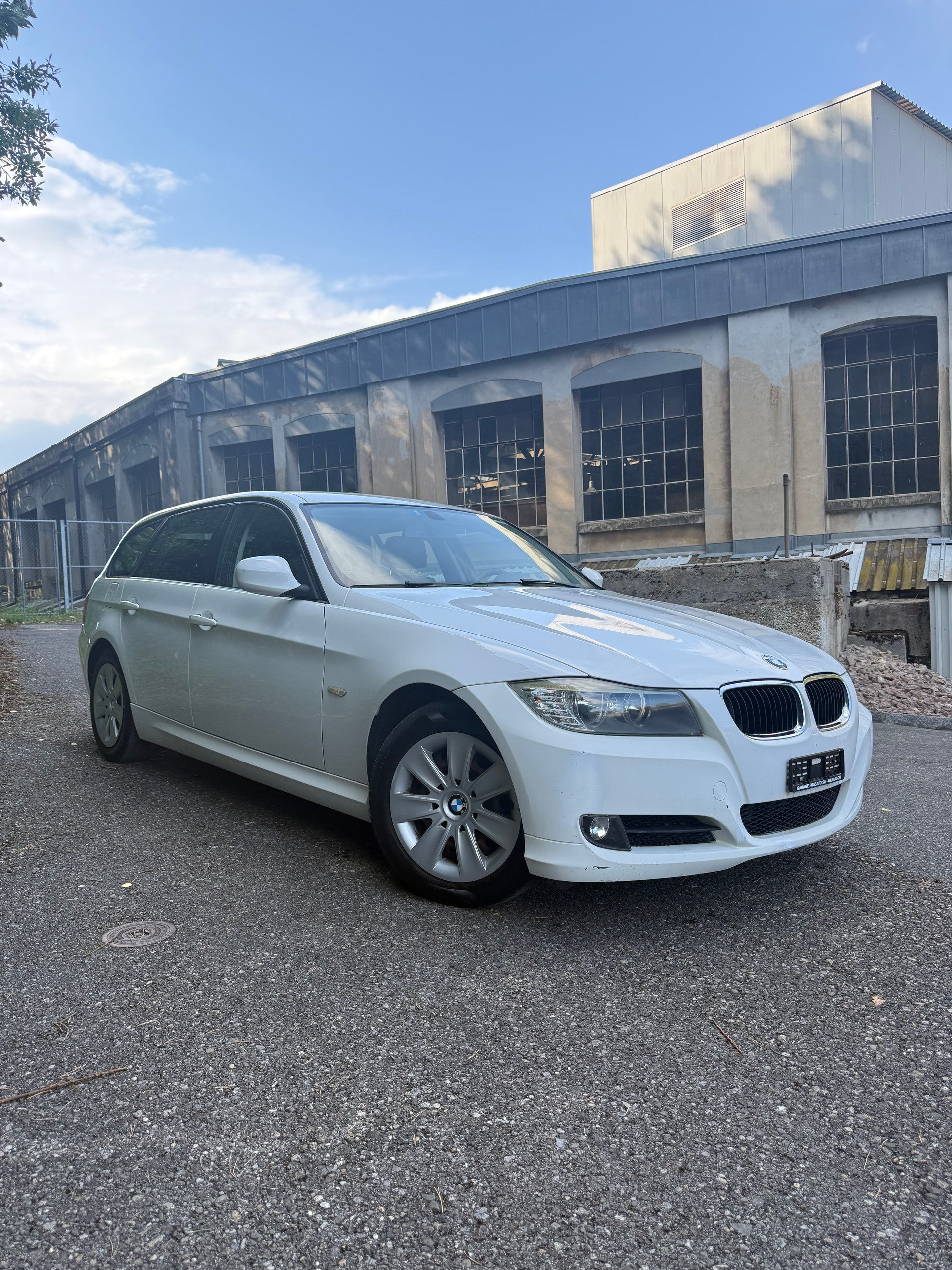 BMW 318d Touring-image-1