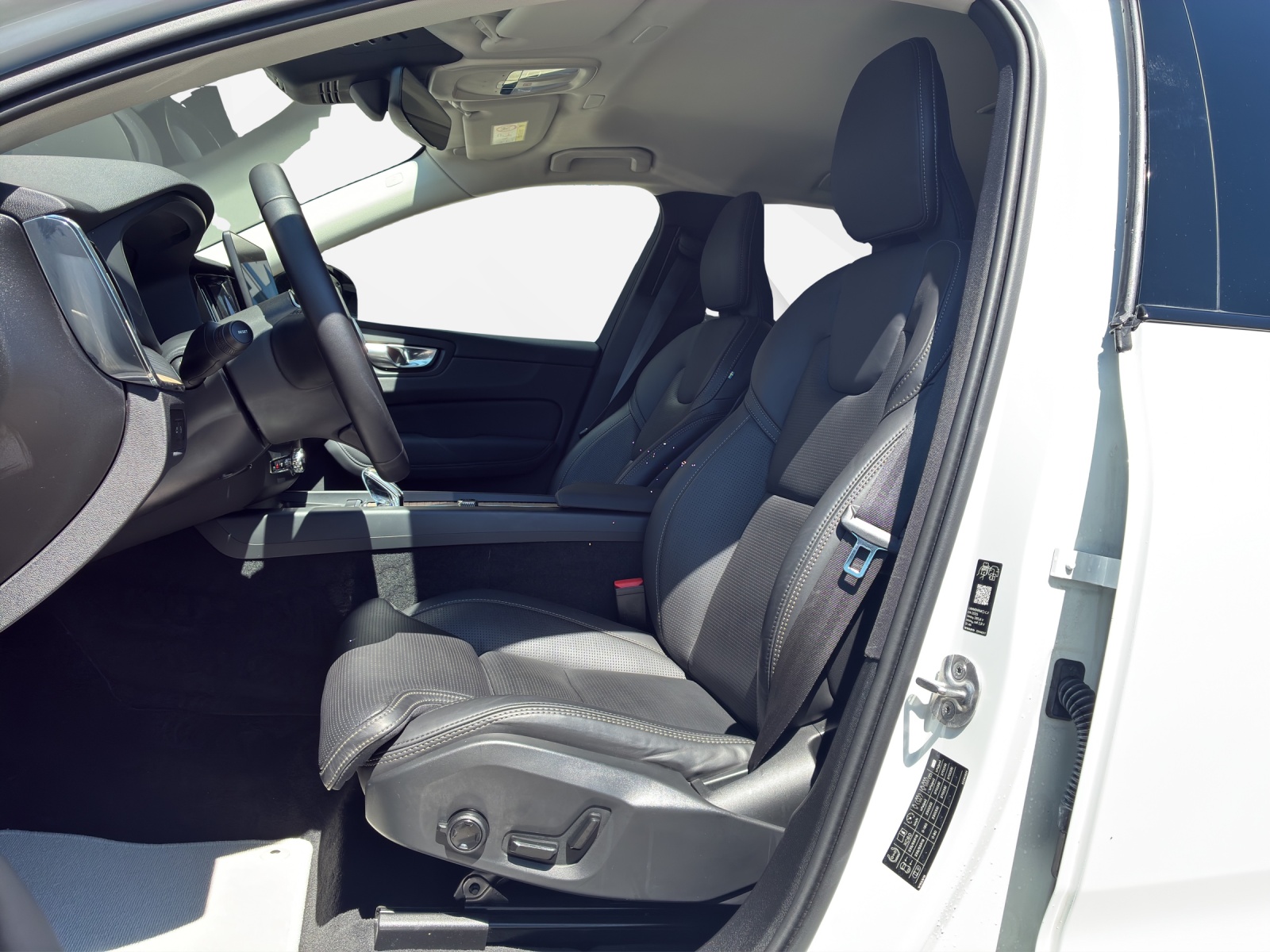 VOLVO XC60 2.0 T6 TE Plus Dark eAWD-image-9