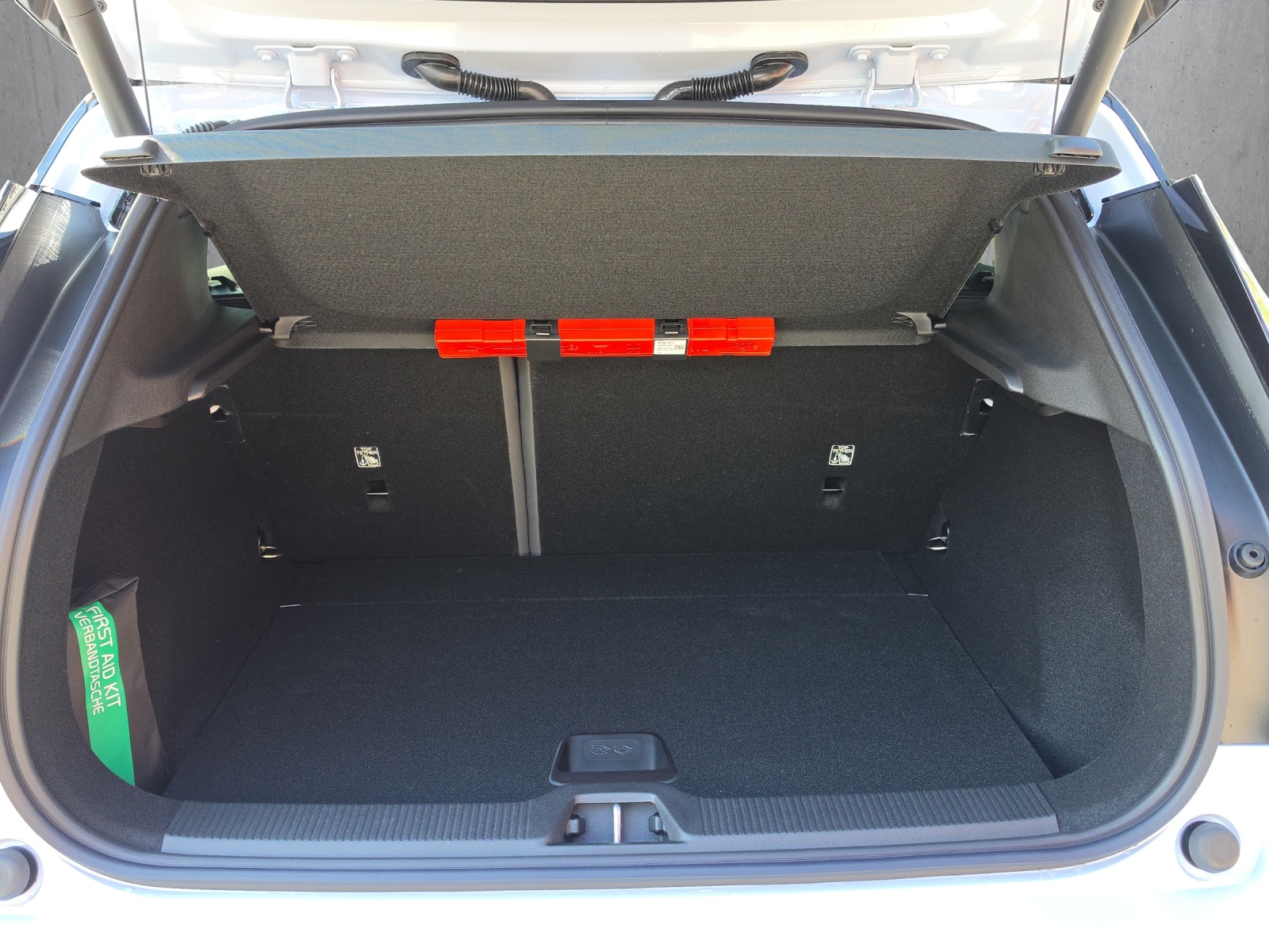 VOLVO EX30 Cross Country P8 69 kWh AWD Plus-image-15